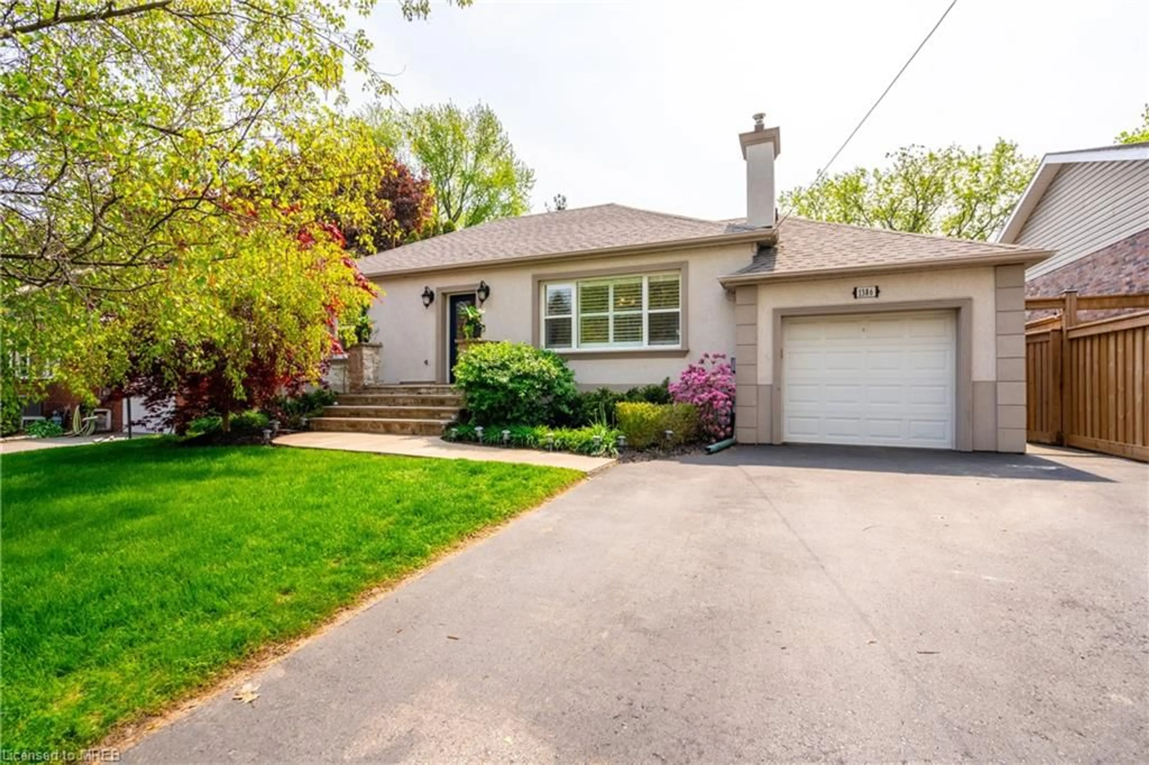 Frontside or backside of a home for 1386 Applewood Rd, Mississauga Ontario L5E 2M1