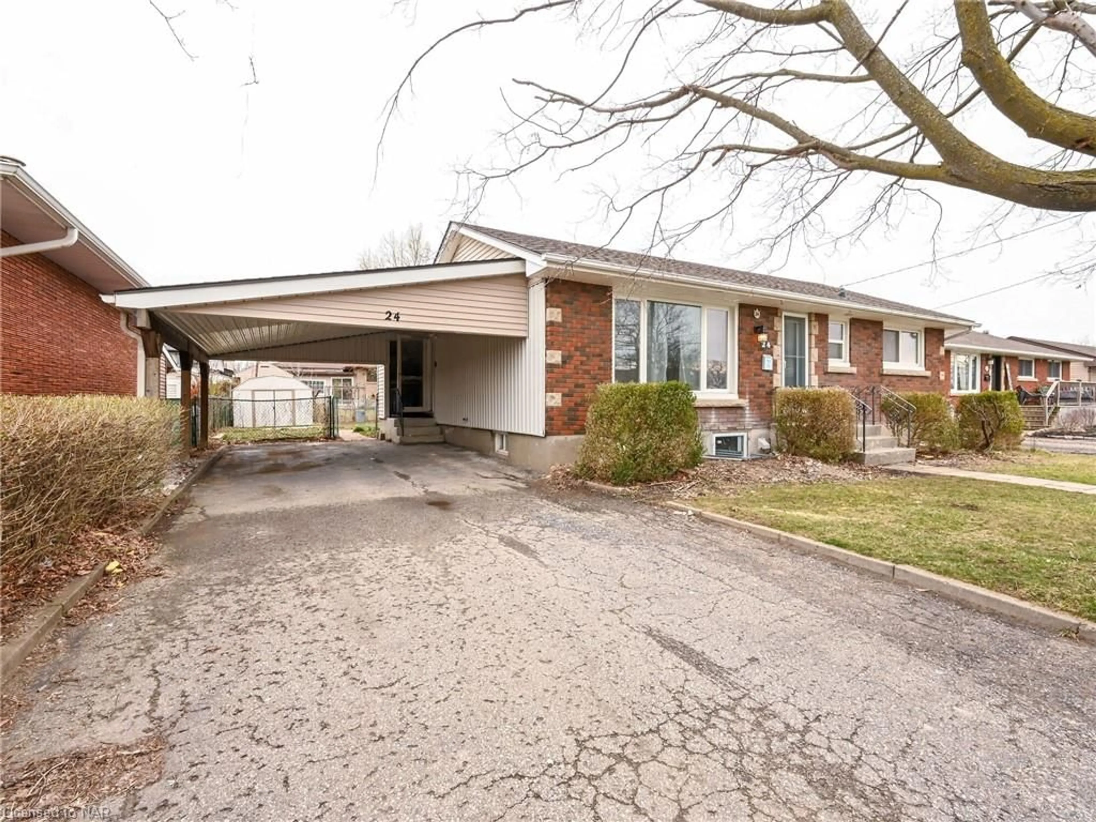 Home with brick exterior material for 24 Ridgeview Ave, St. Catharines Ontario L2M 6B3