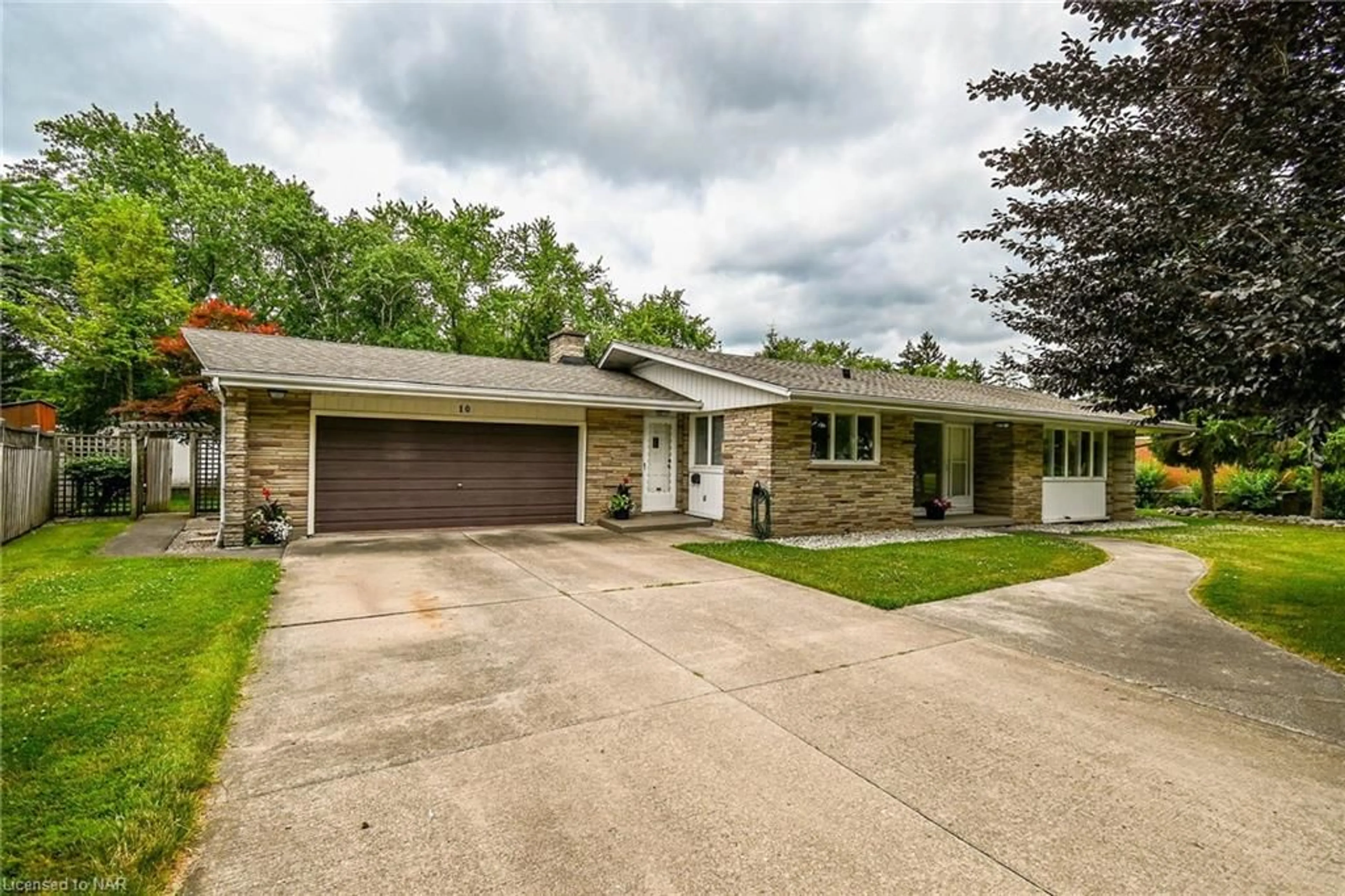 Frontside or backside of a home for 10 Ridgewood Dr, Welland Ontario L3C 2G8