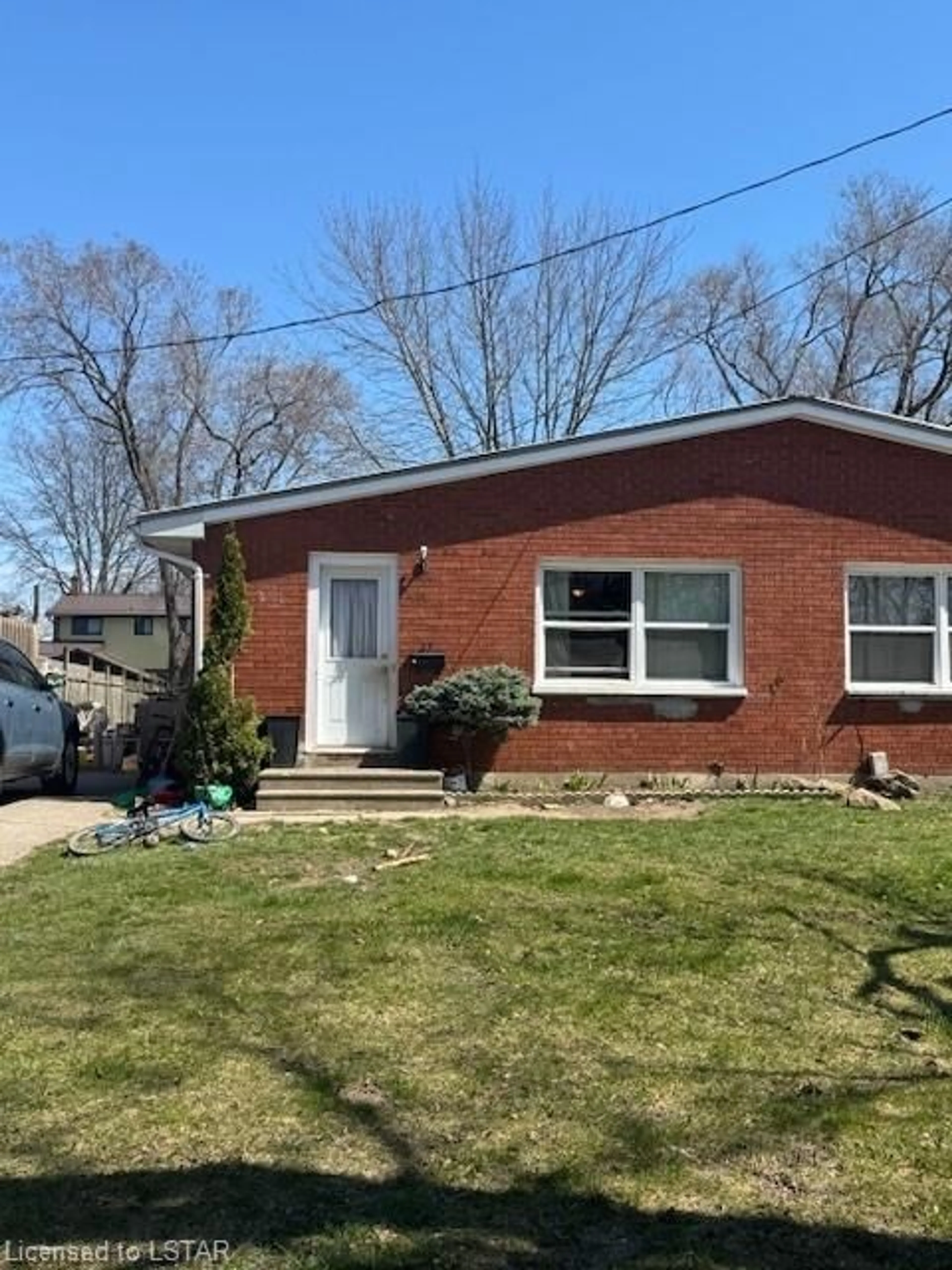 Home with brick exterior material for 27 Parkview Hts, Aylmer Ontario N4H 2J9