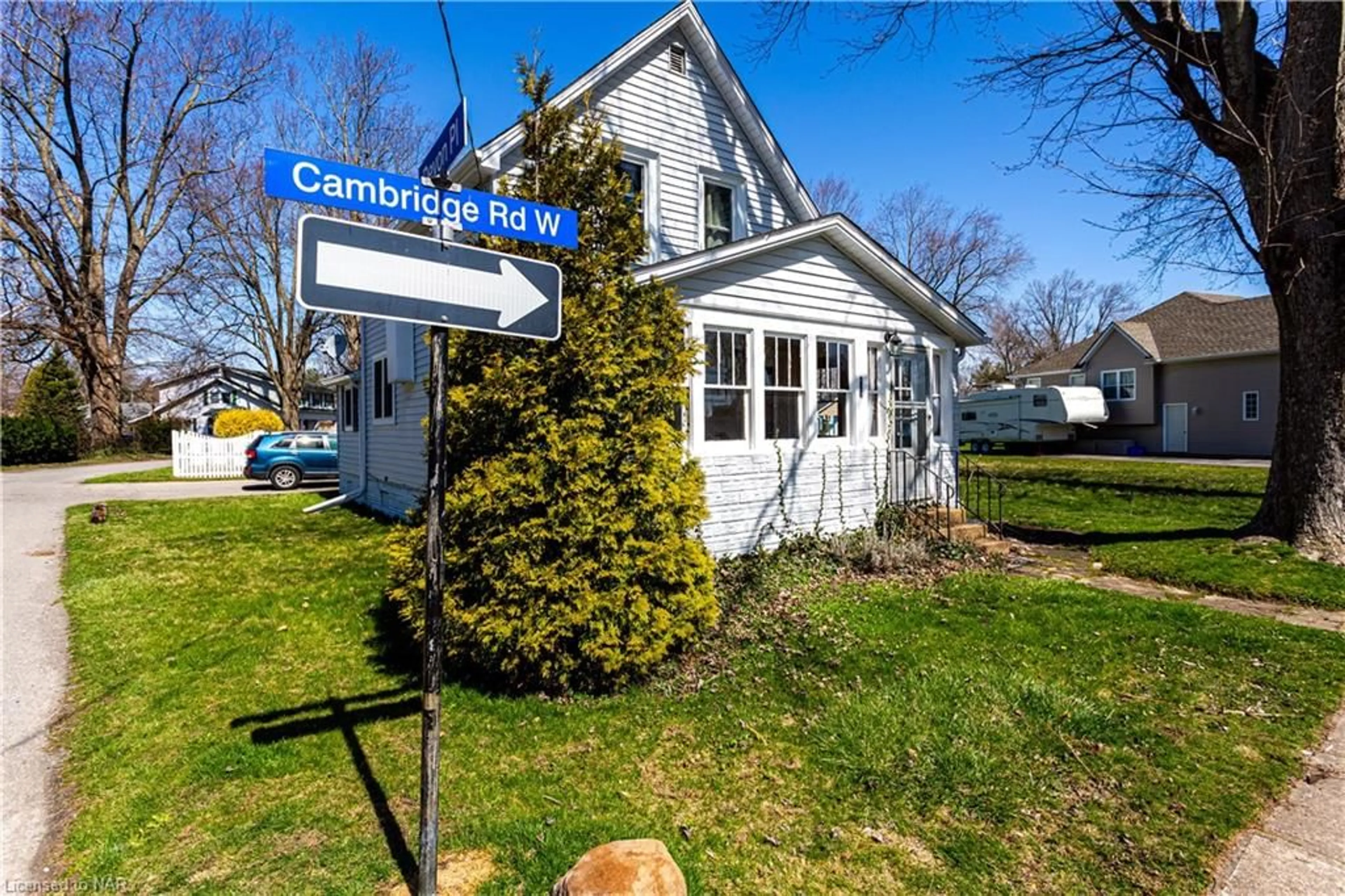 Living room for 422 Cambridge Rd, Crystal Beach Ontario L0S 1B0