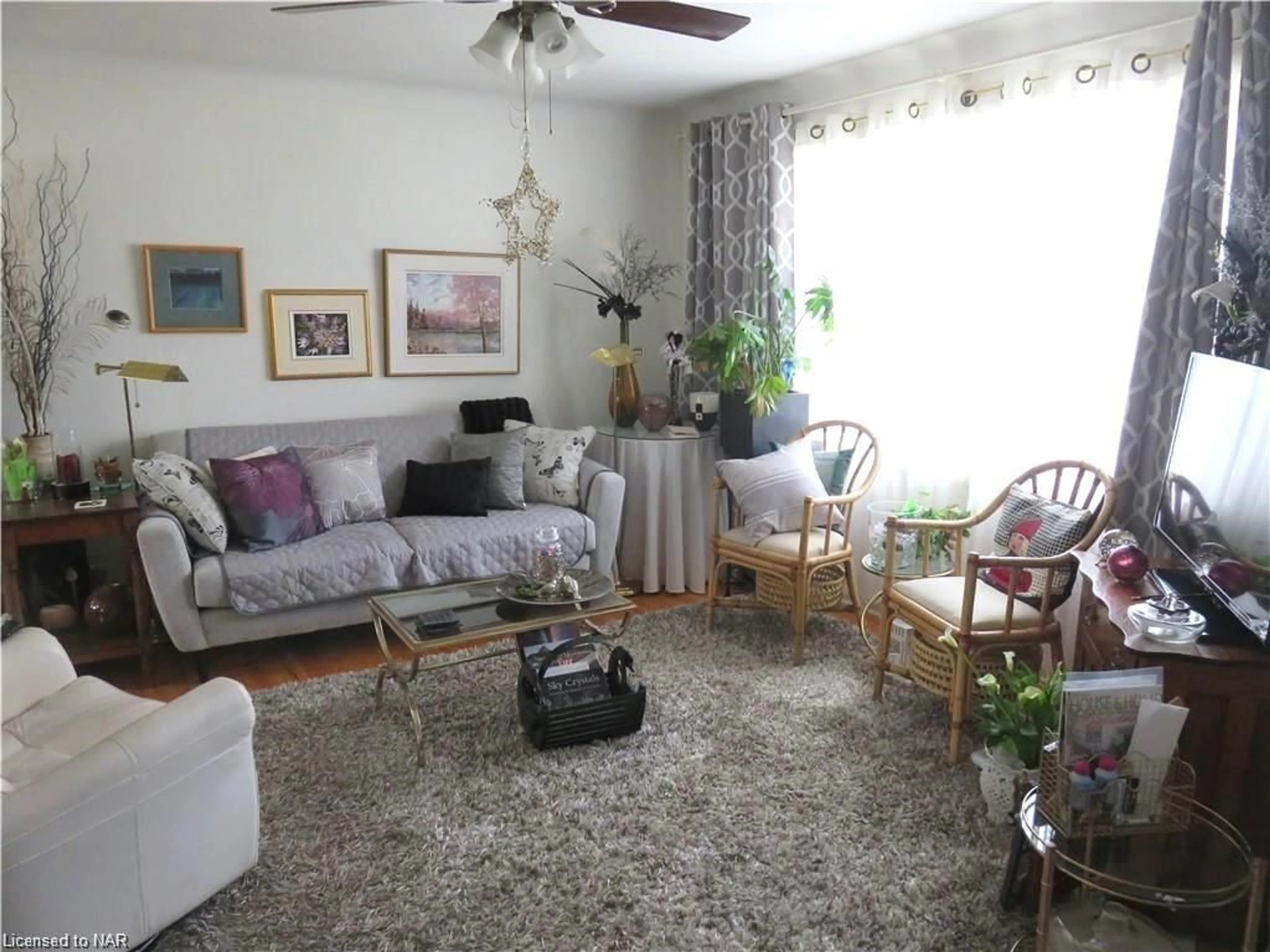 Living room, carpet floors for 740 Ferndale Ave, Fort Erie Ontario L2A 5E2