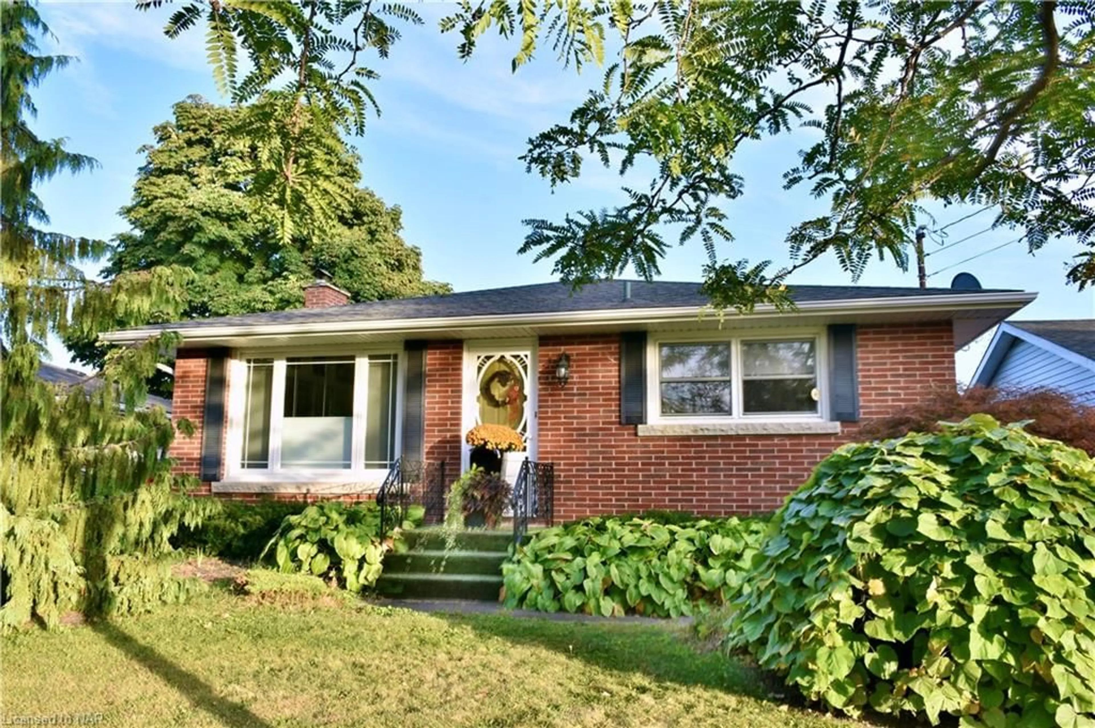 Home with brick exterior material for 8 Henry St, Niagara-on-the-Lake Ontario L0S 1T0