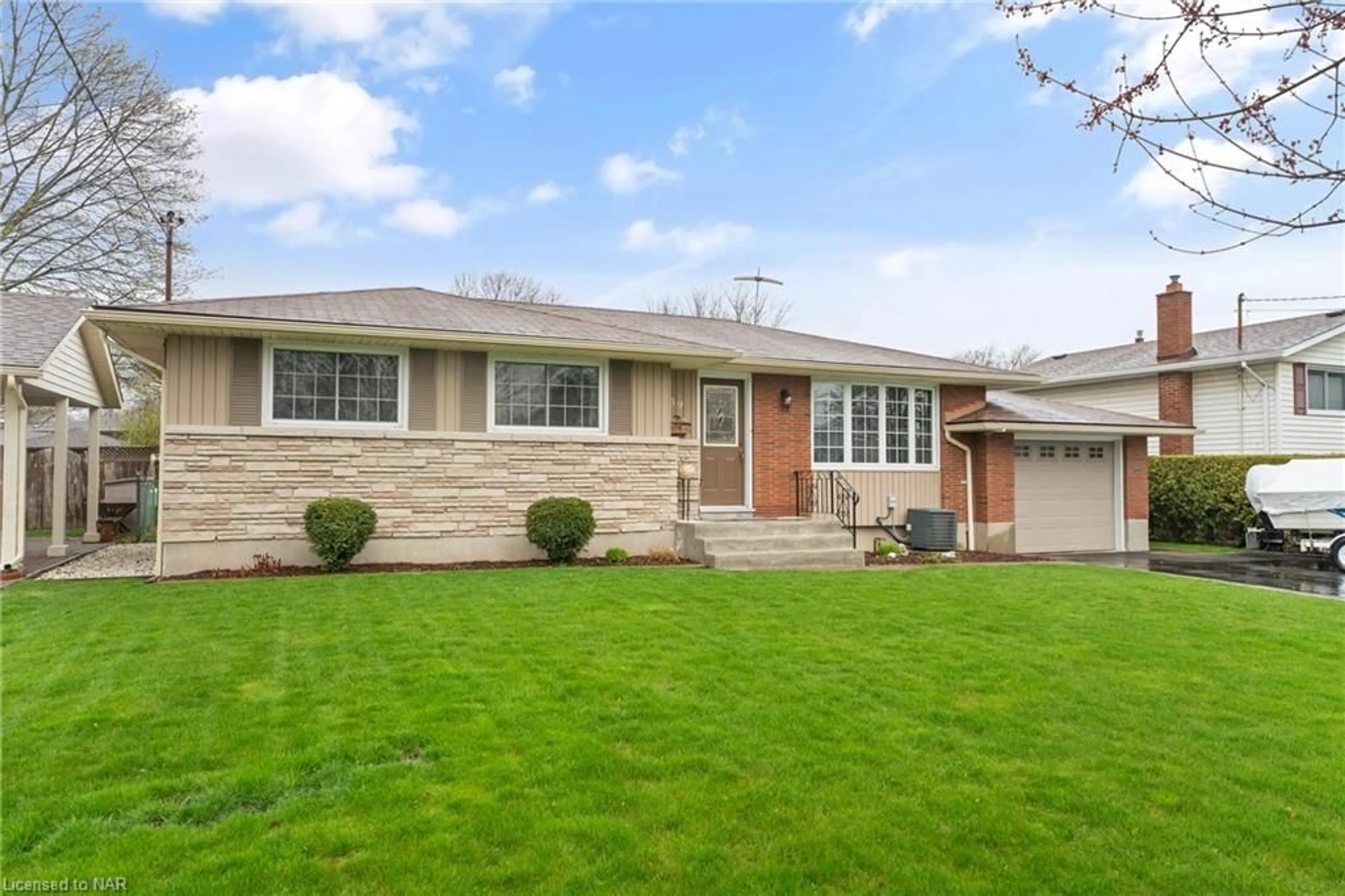 Frontside or backside of a home for 39 Lockview Cres, St. Catharines Ontario L2M 2T4