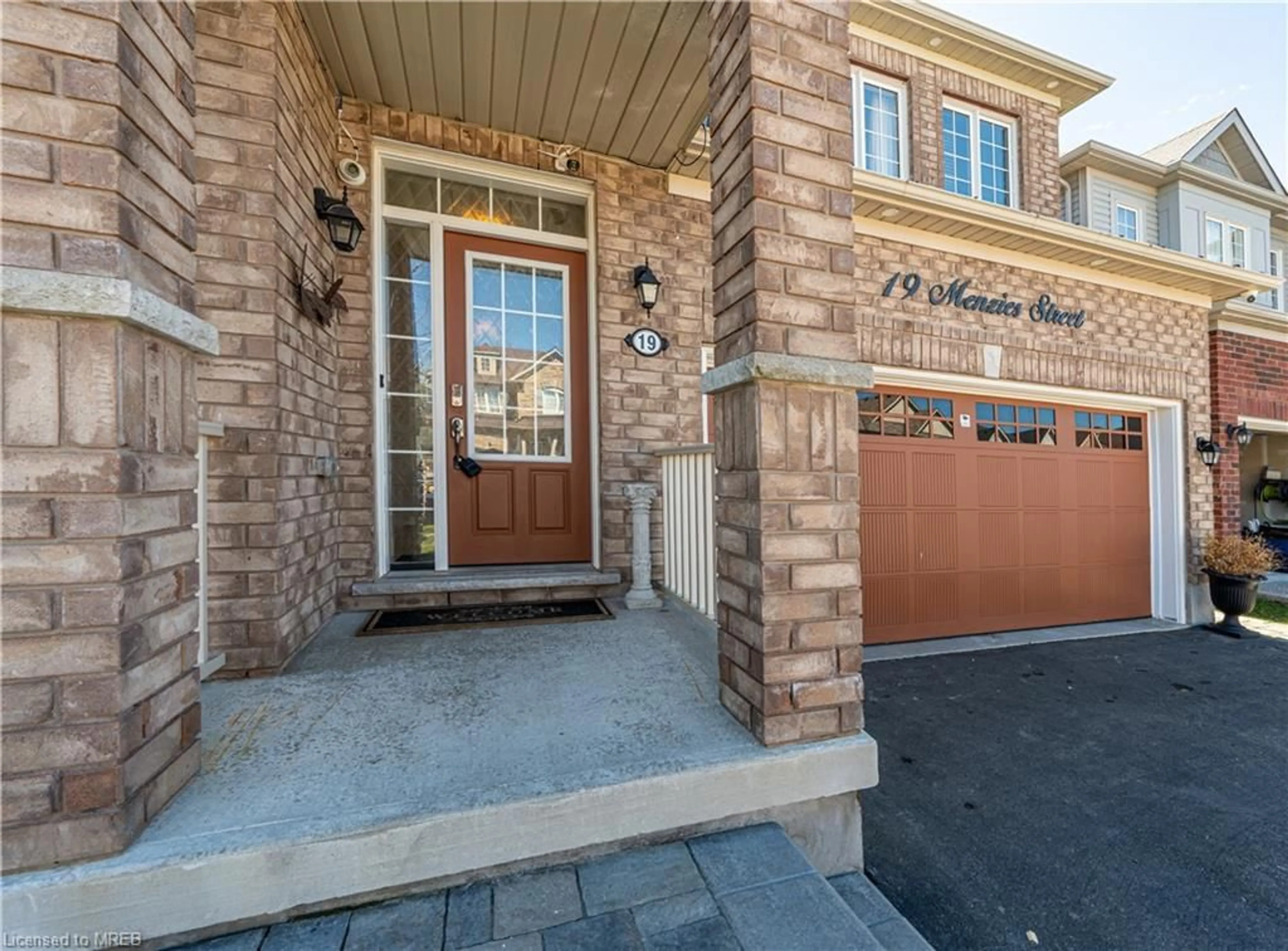 Indoor entryway for 19 Menzies St, Hamilton Ontario L0R 1C0