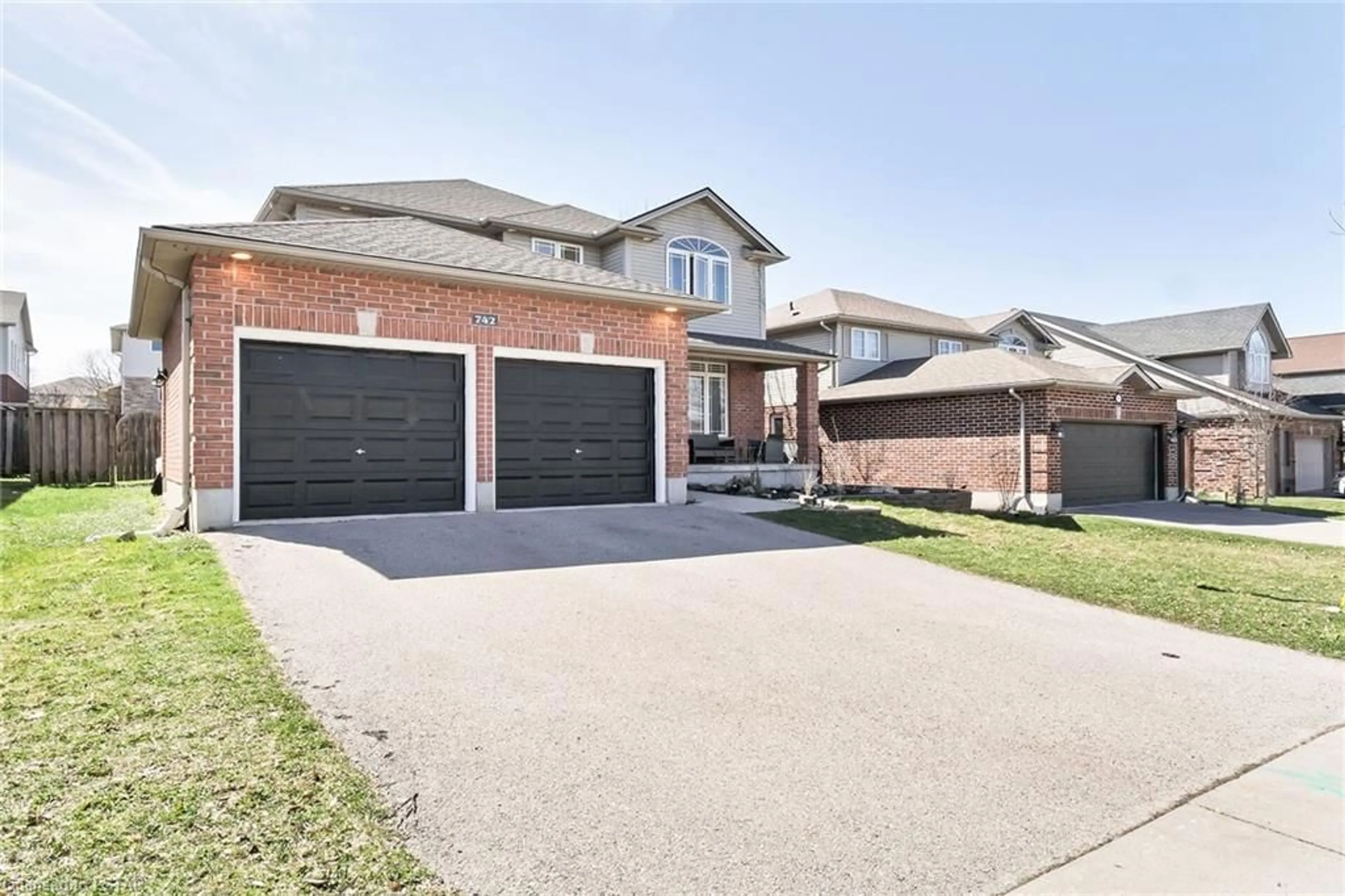 Frontside or backside of a home for 742 Guildwood Blvd, London Ontario N6H 5P4