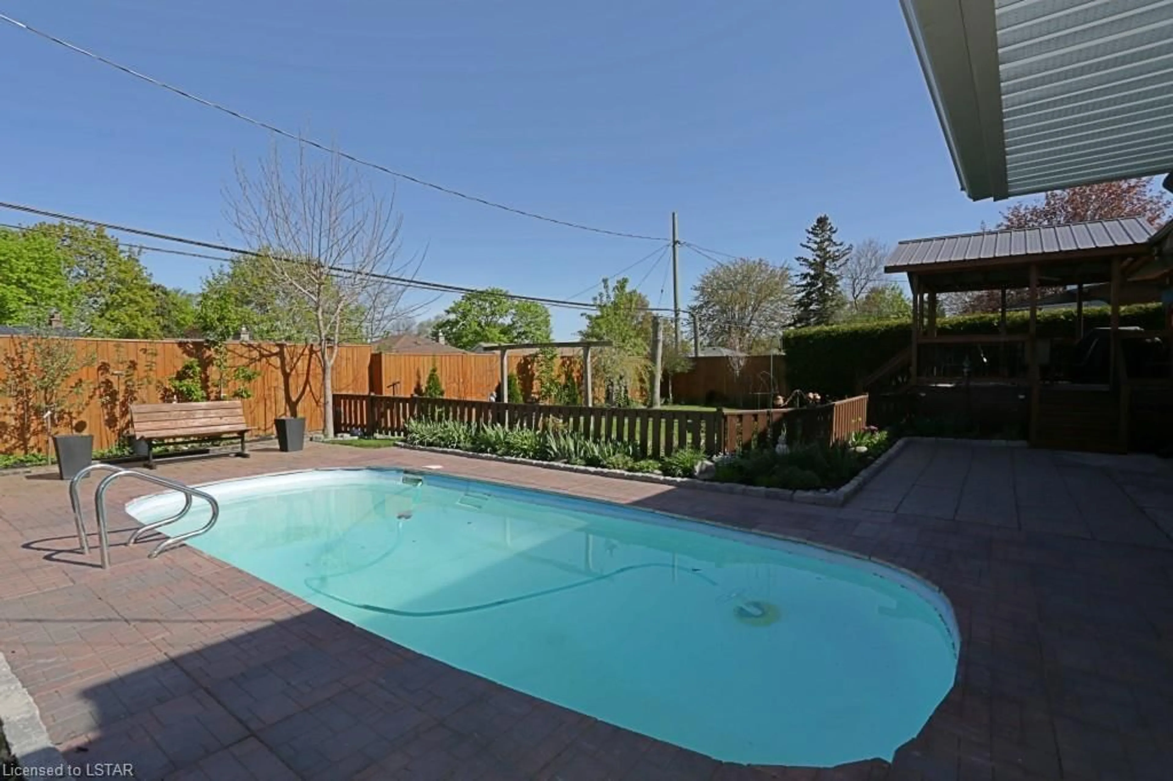 Indoor or outdoor pool for 10 Oregon Rd, London Ontario N5Z 4B9
