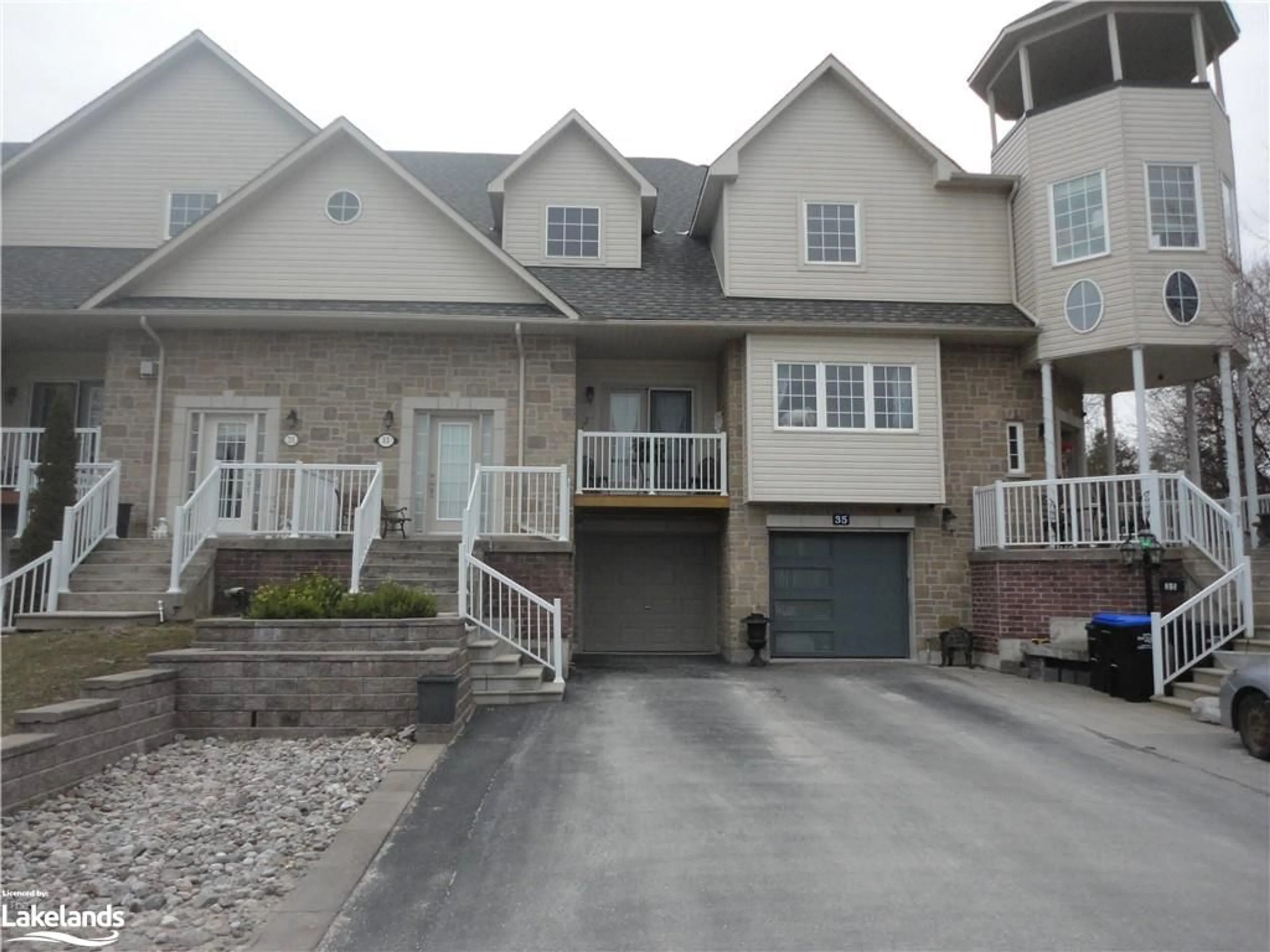 Frontside or backside of a home for 33 Royal Beech Dr, Wasaga Beach Ontario L9Z 3C6