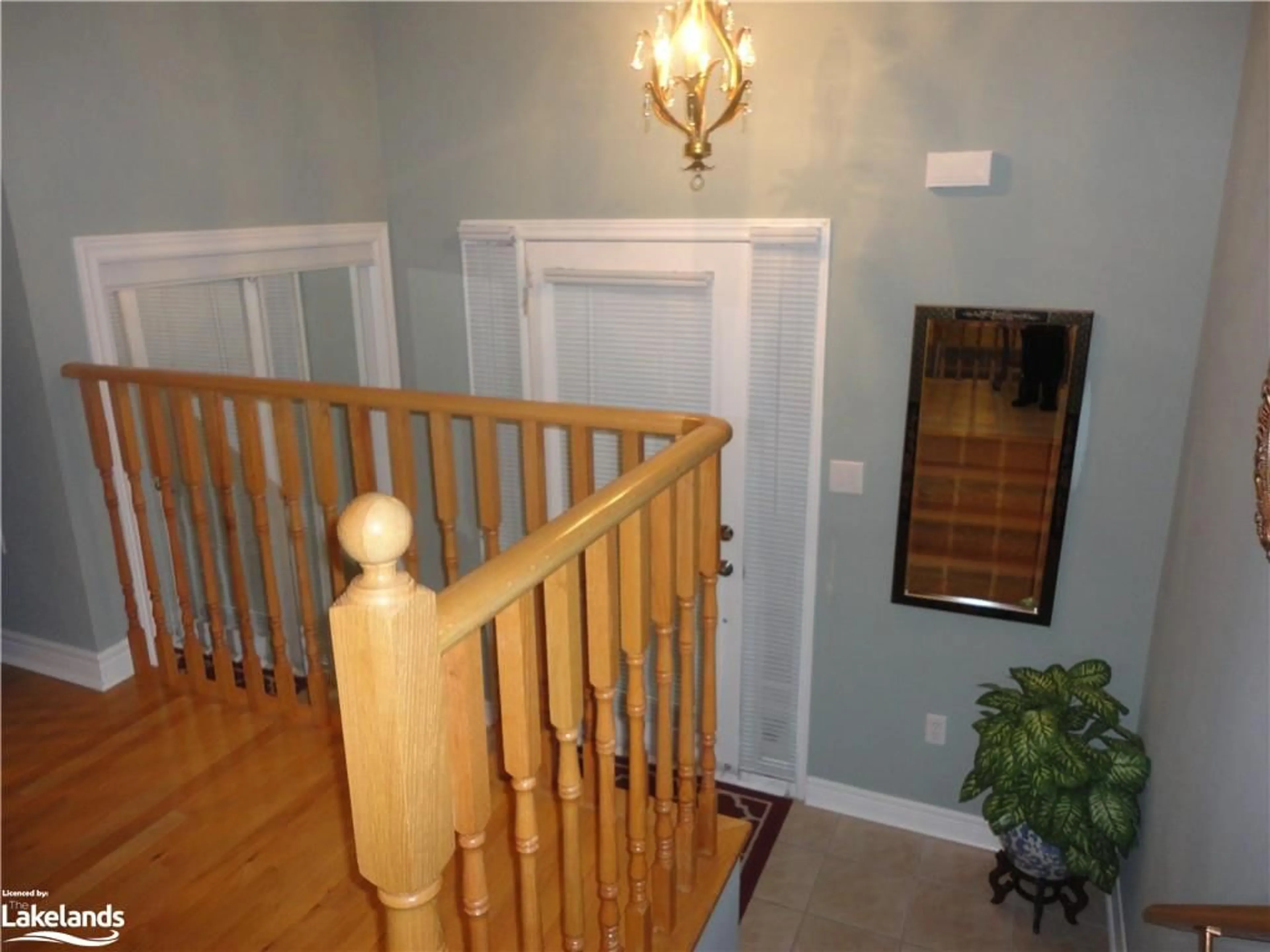 Indoor foyer for 33 Royal Beech Dr, Wasaga Beach Ontario L9Z 3C6