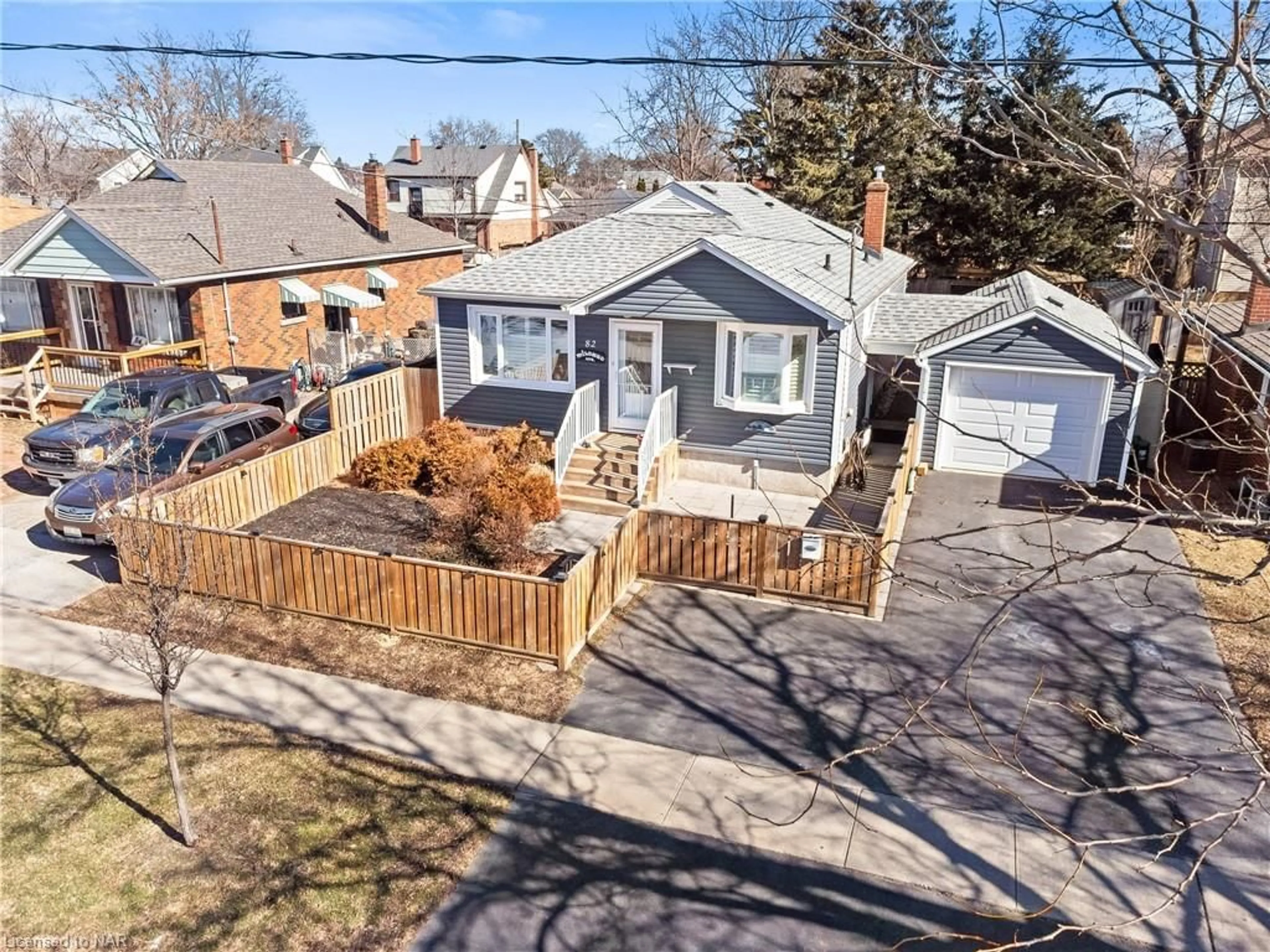 Frontside or backside of a home for 82 Mildred Ave, St. Catharines Ontario L2R 6J3