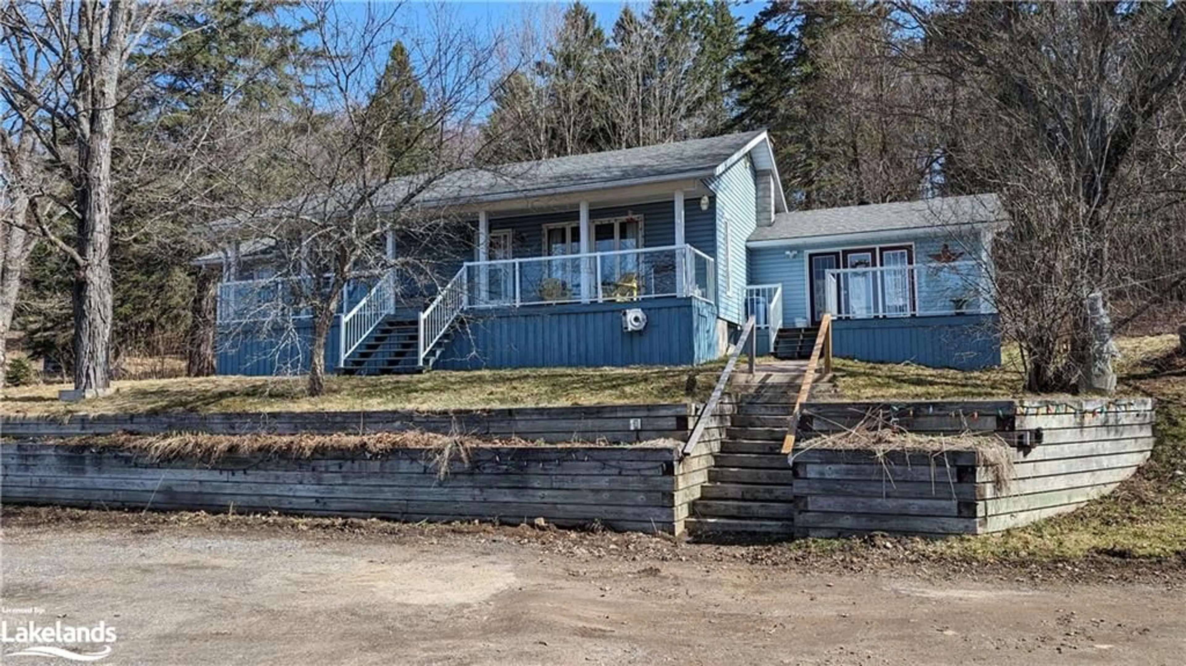 A pic from exterior of the house or condo for 970 Old Muskoka Rd, Utterson Ontario P0B 1M0