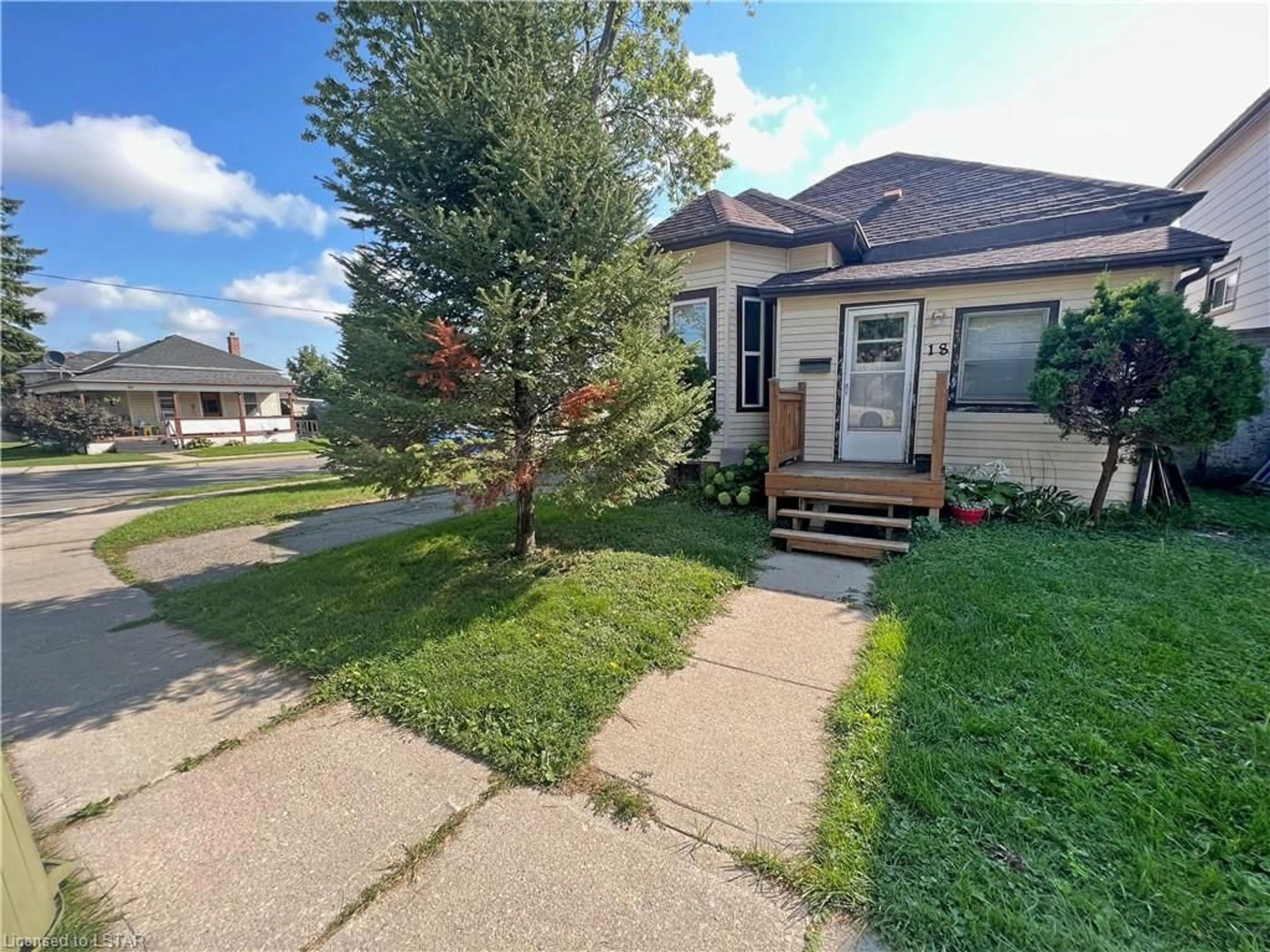 Frontside or backside of a home for 18 Fourth Ave, St. Thomas Ontario N5R 4H2