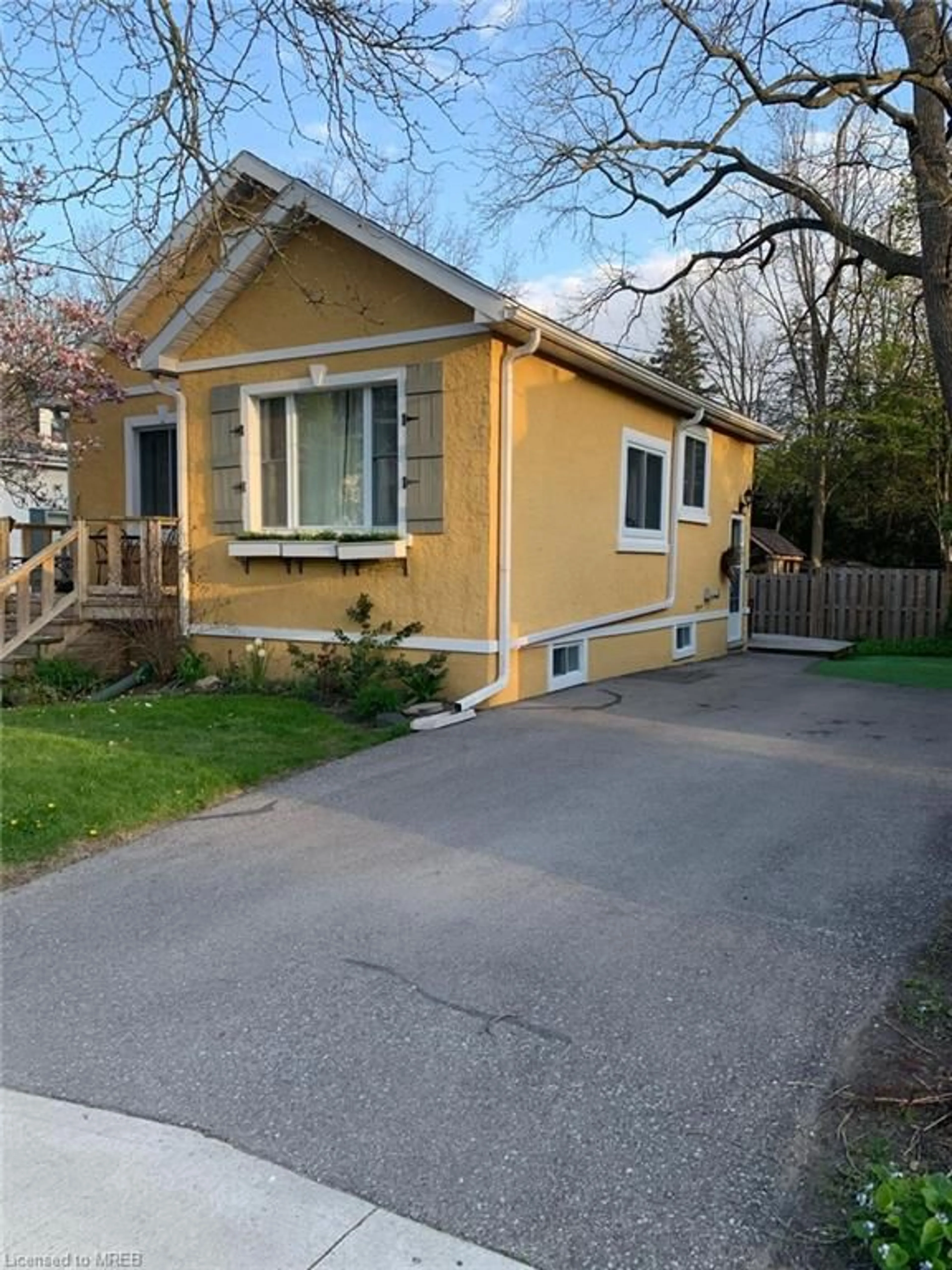 Frontside or backside of a home for 5 Pollock Ave, Cambridge Ontario N1R 2A9