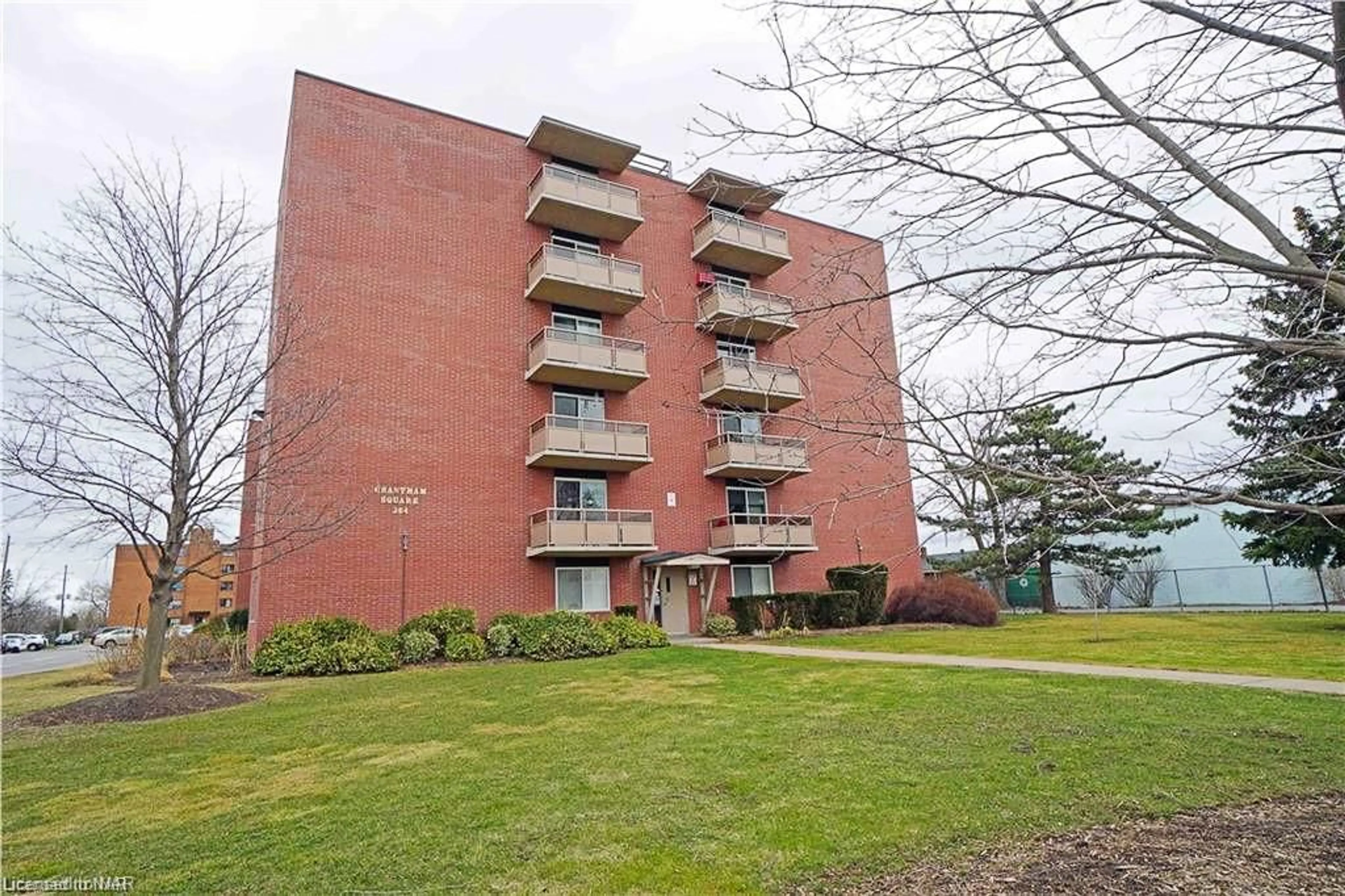 A pic from exterior of the house or condo for 264 Grantham Ave #302, St. Catharines Ontario L2M 5B5