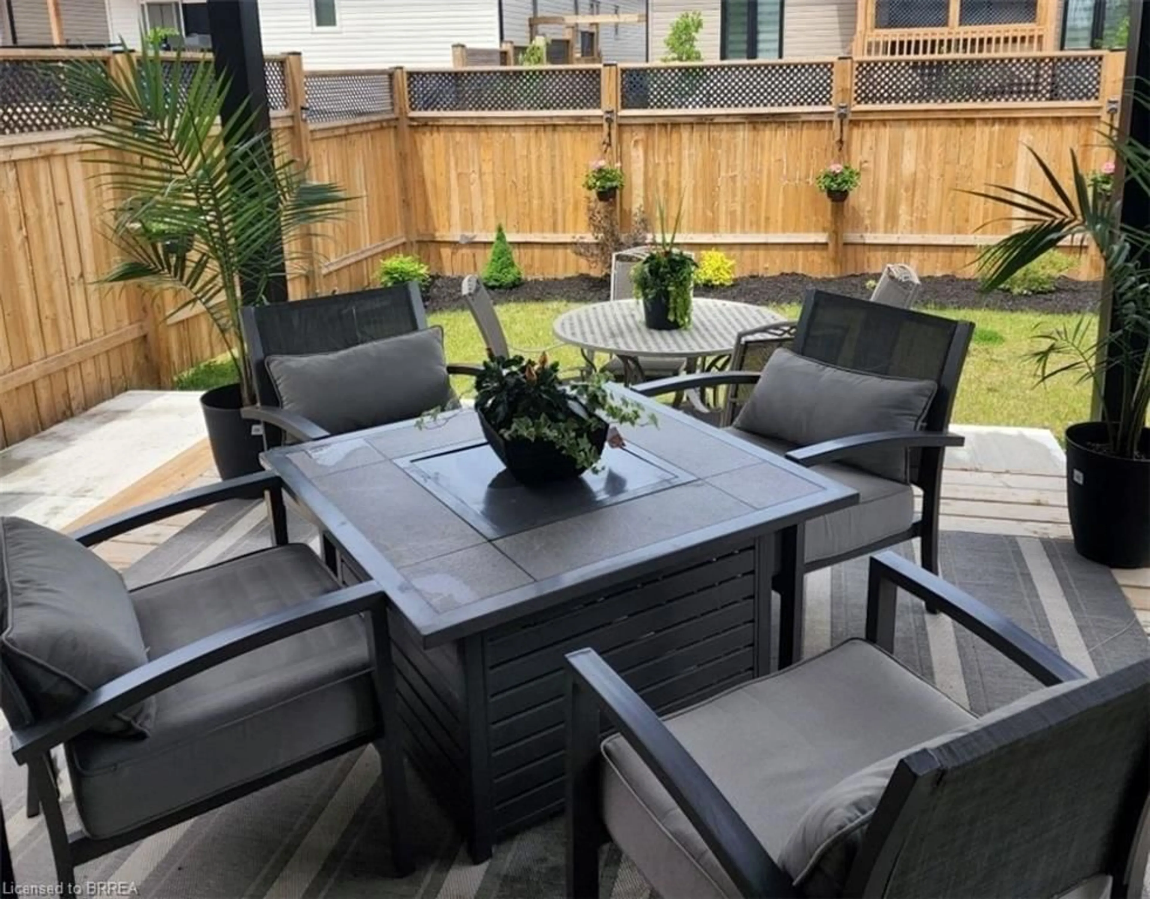 Patio for 14 Willowbrook Dr, Welland Ontario L3C 0G1