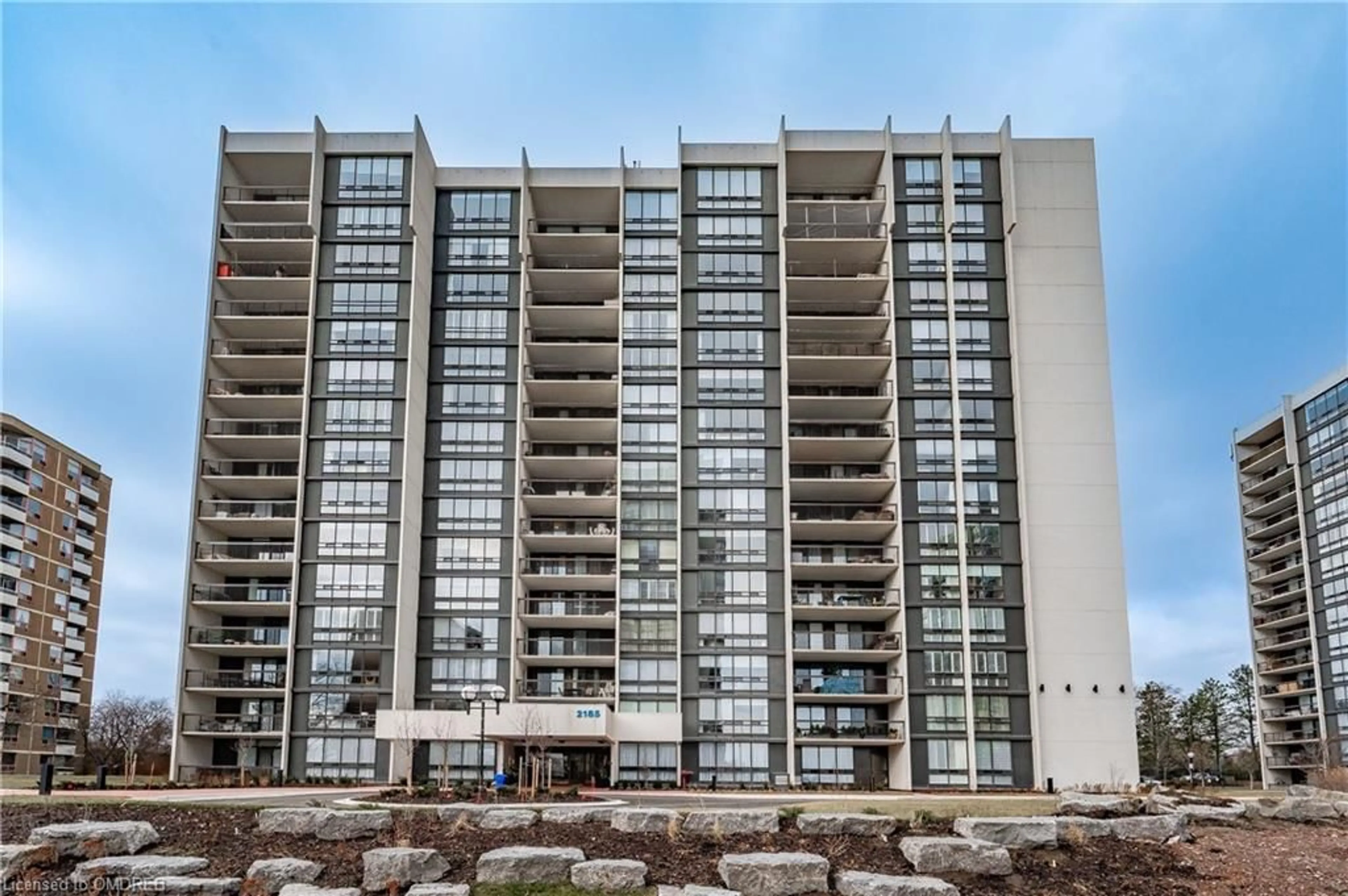 A pic from exterior of the house or condo for 2185 Marine Dr #806, Oakville Ontario L6L 5L6