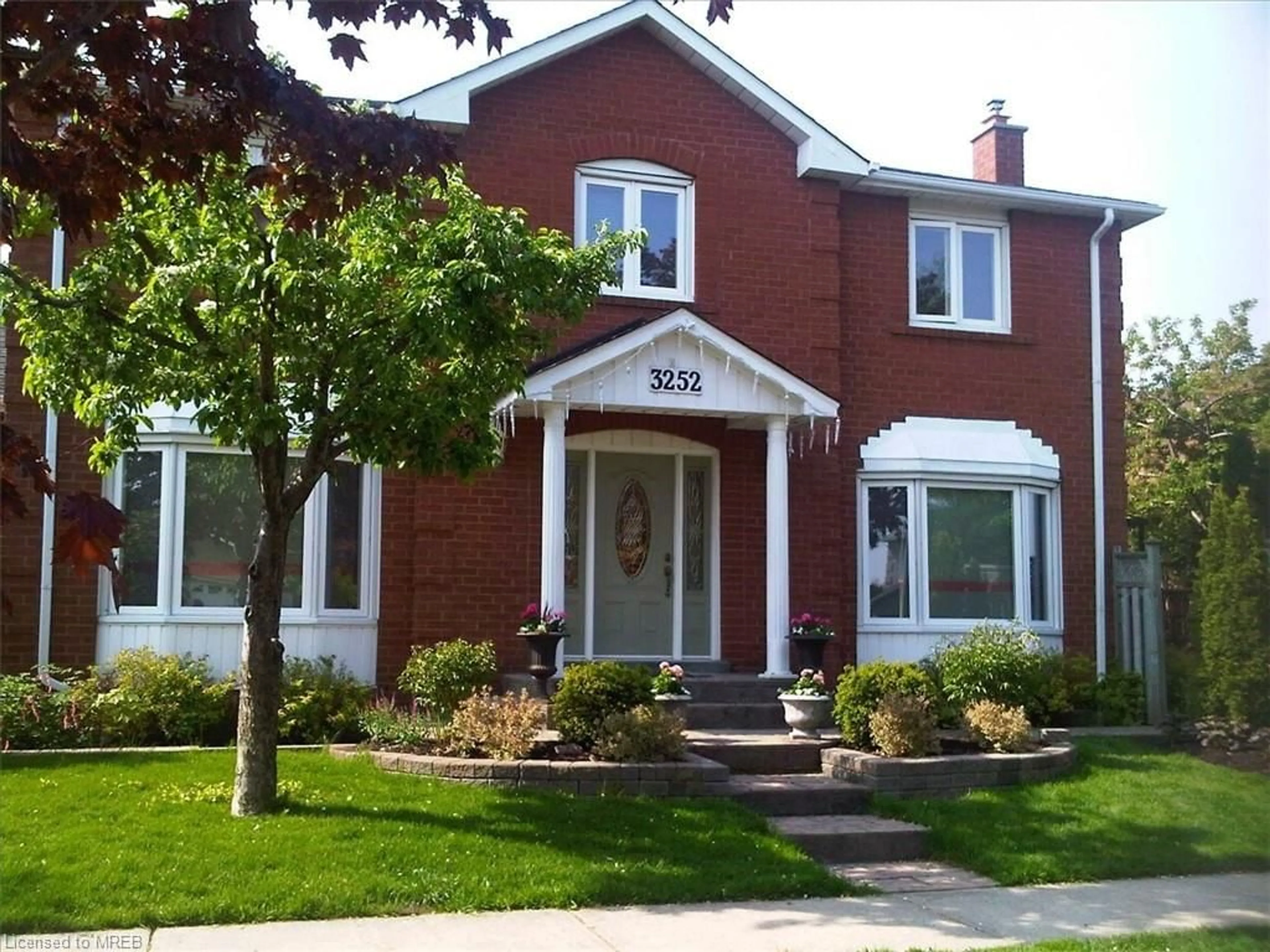 Home with brick exterior material for 3252 Pilcom Cres, Mississauga Ontario L5B 3X5