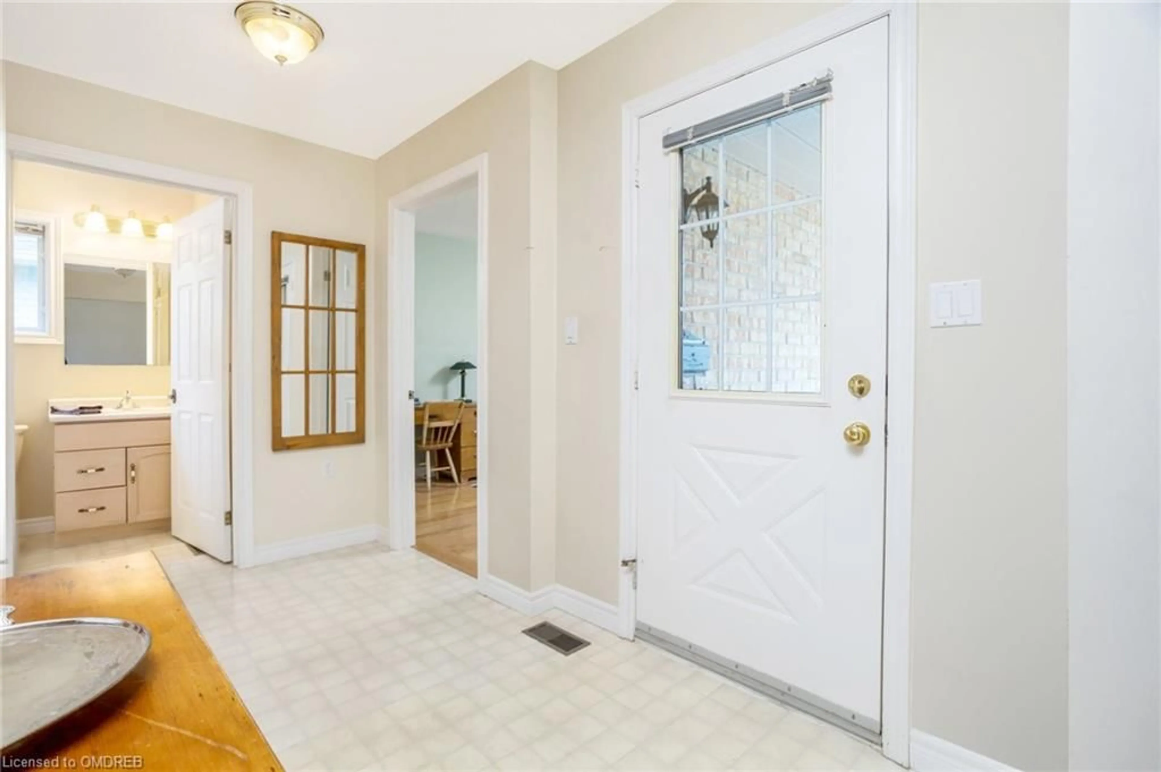 Indoor entryway for 5 Ashcroft Crt, Guelph Ontario N1G 4X7
