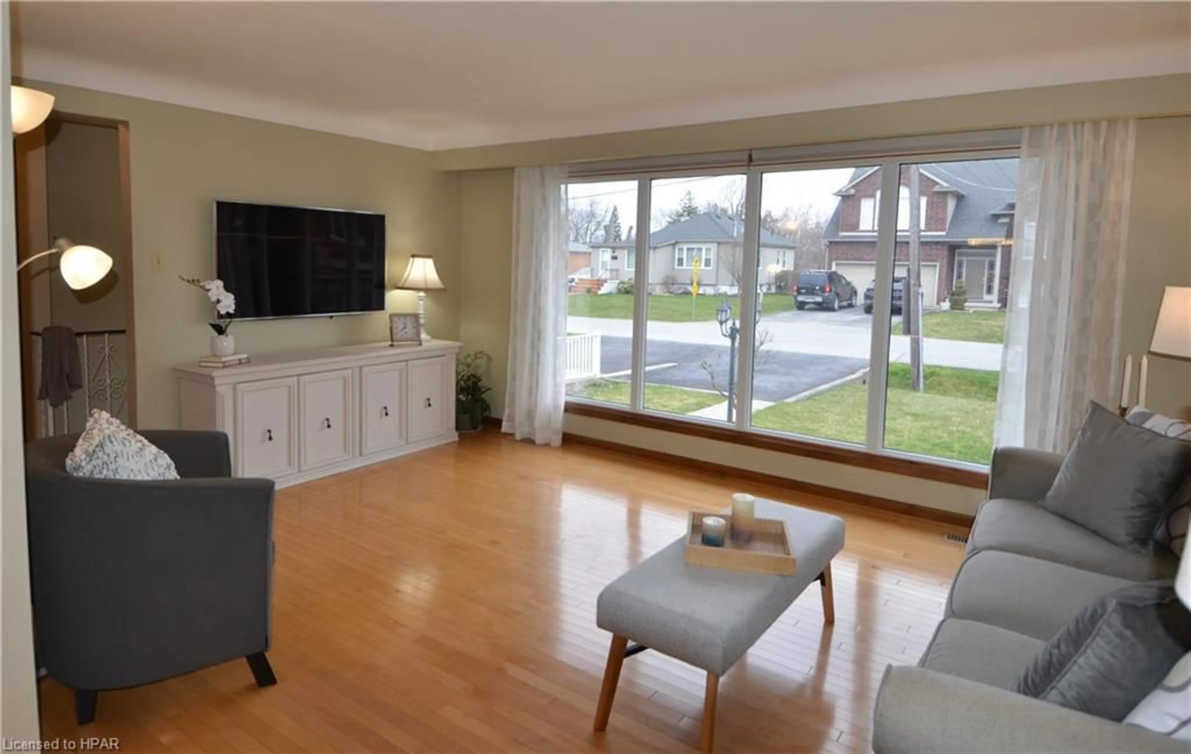 Living room for 66 Valley Rd, St. Catharines Ontario L2S 1Y6