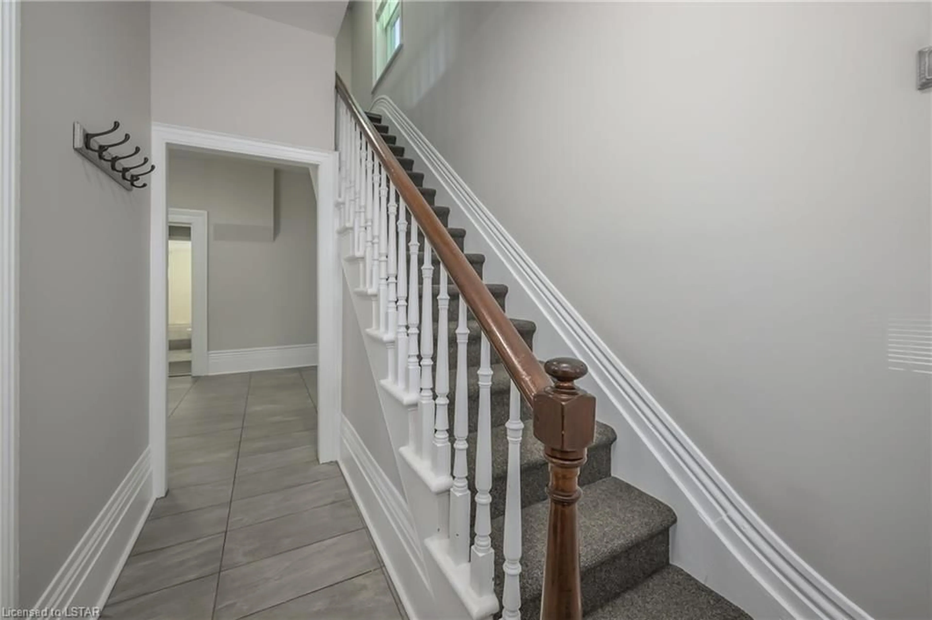 Indoor foyer for 175 Sydenham St, London Ontario N6A 1W2
