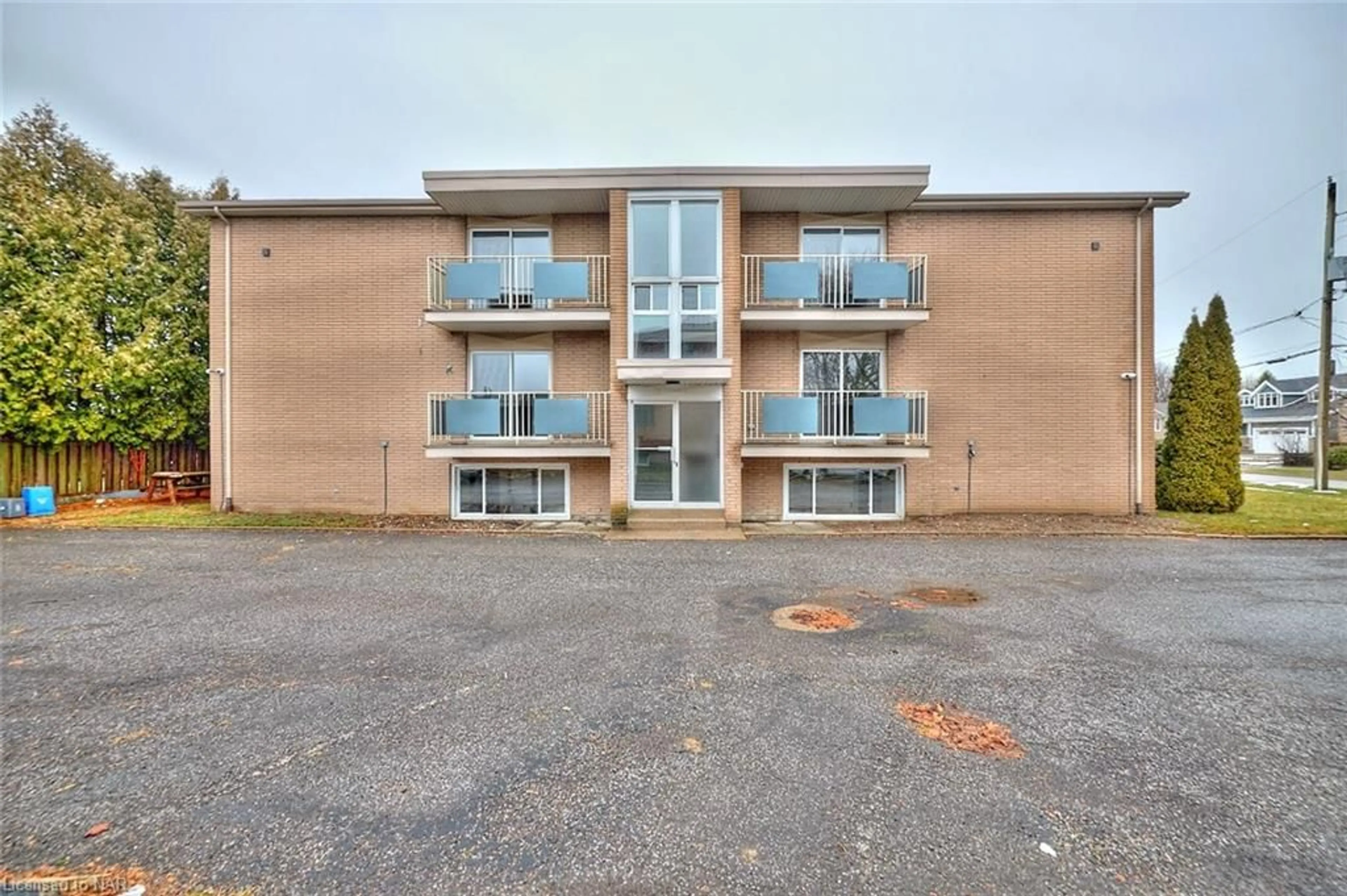 A pic from exterior of the house or condo for 15 John St, St. Catharines Ontario L2N 4P2