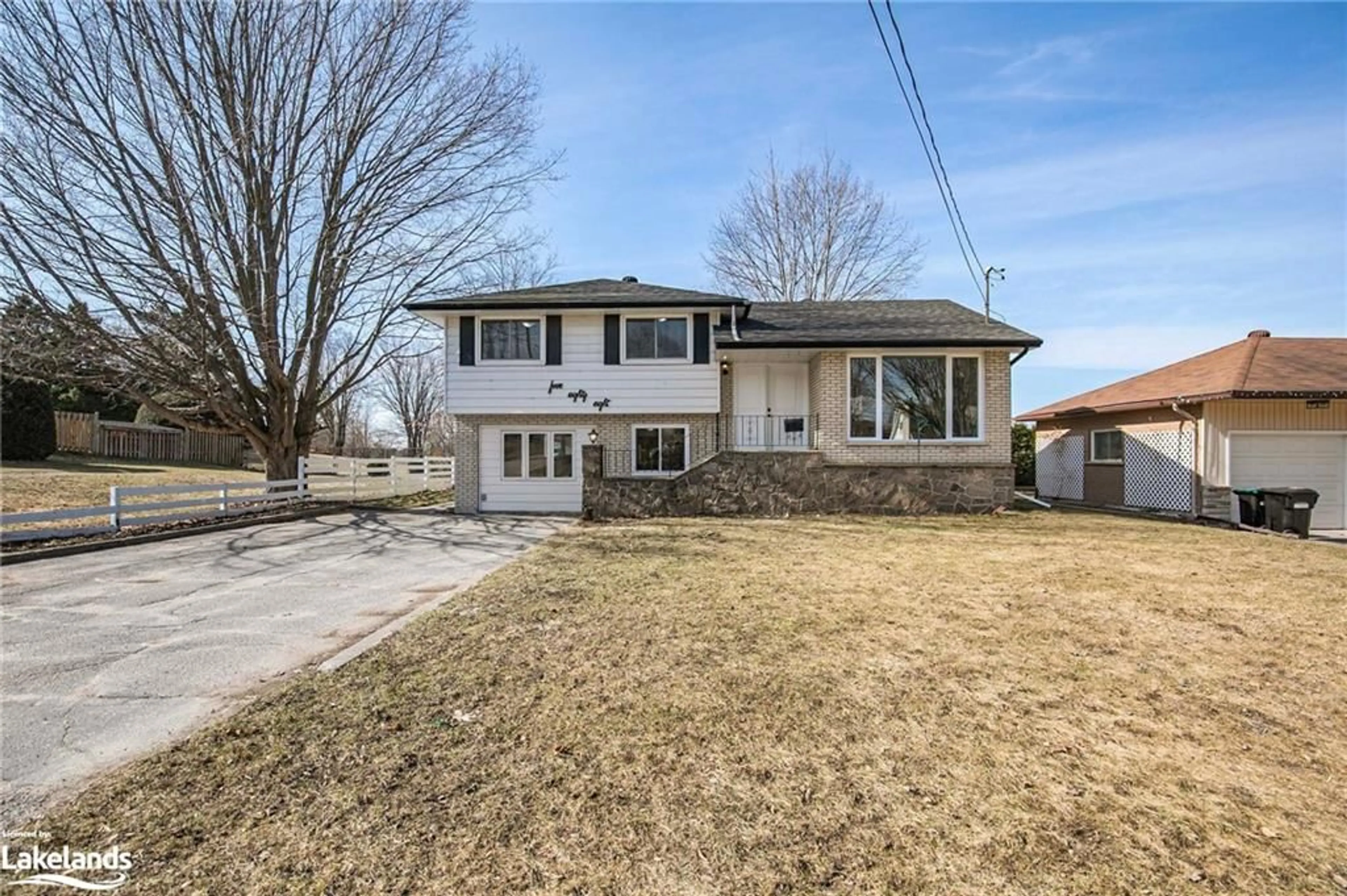 Frontside or backside of a home for 588 Manly St, Midland Ontario L4R 3G3