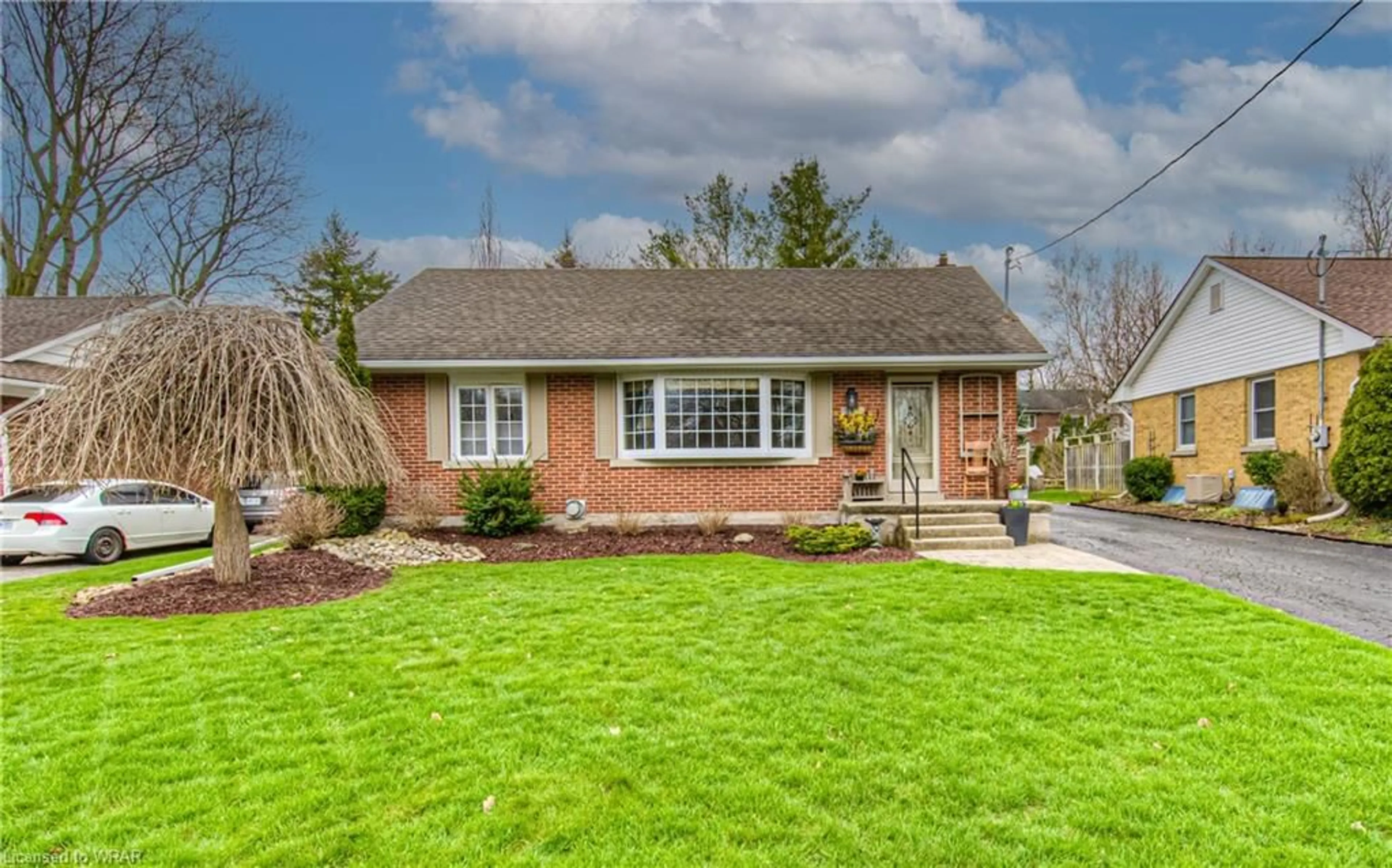 Frontside or backside of a home for 193 Douglas St, Waterloo Ontario N2L 1K6