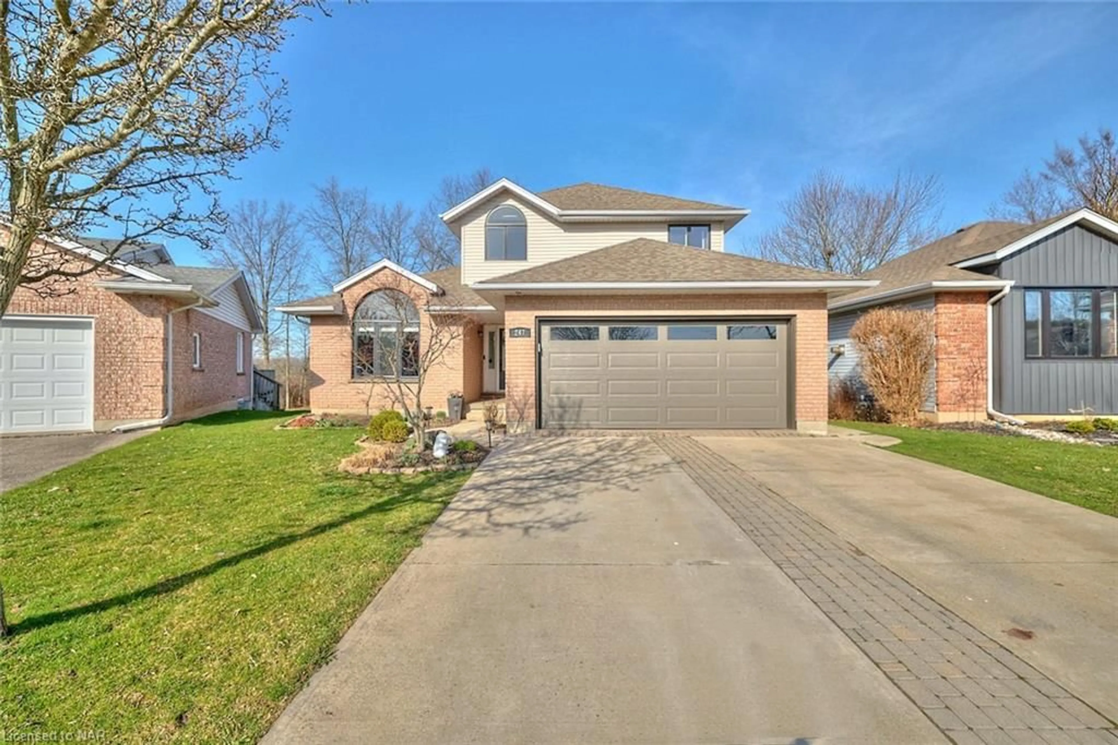 Frontside or backside of a home for 247 Balsam St, Welland Ontario L3C 7H1