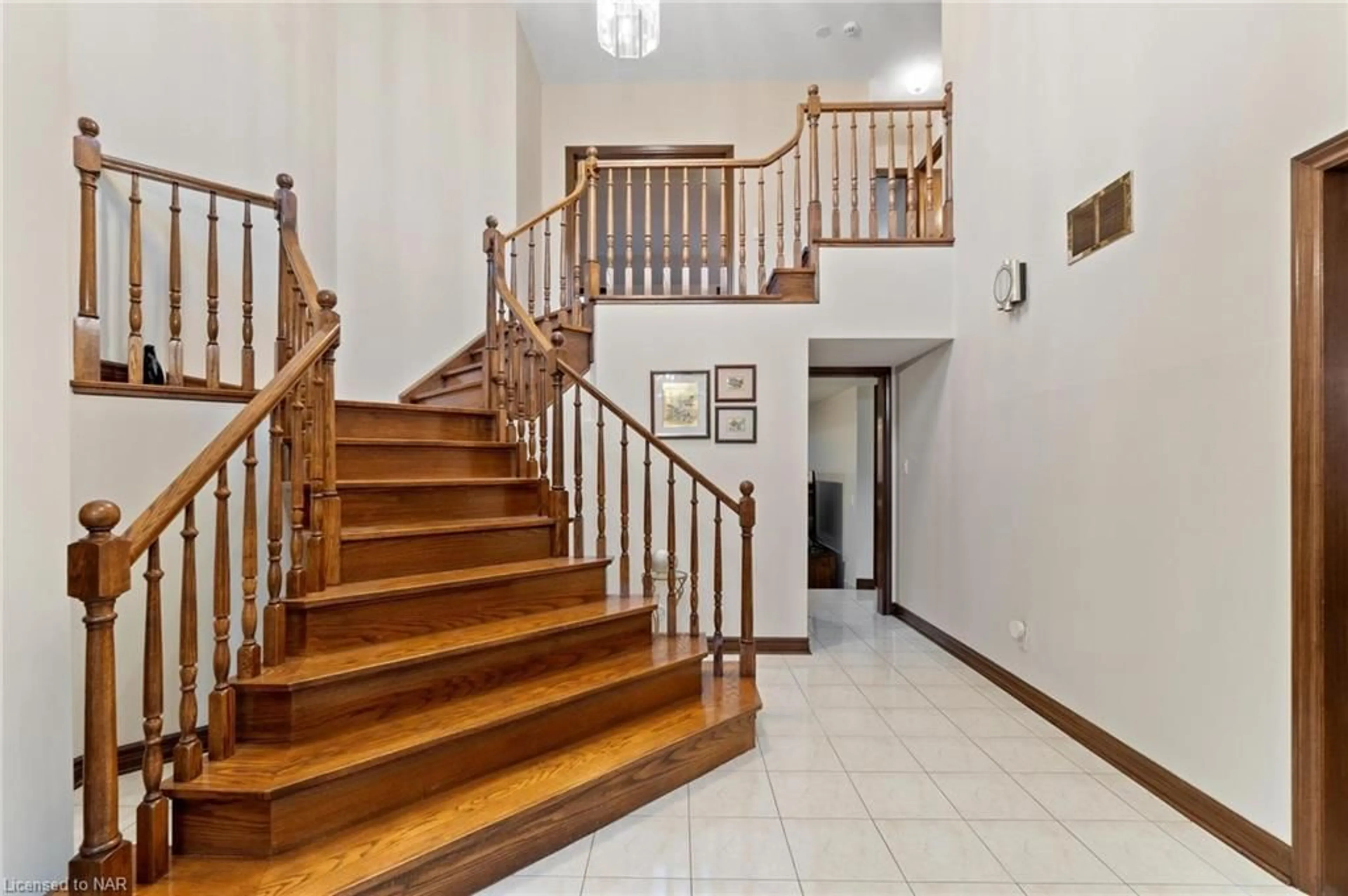 Indoor foyer for 19 Southgate Cir, St. Catharines Ontario L2T 4B6