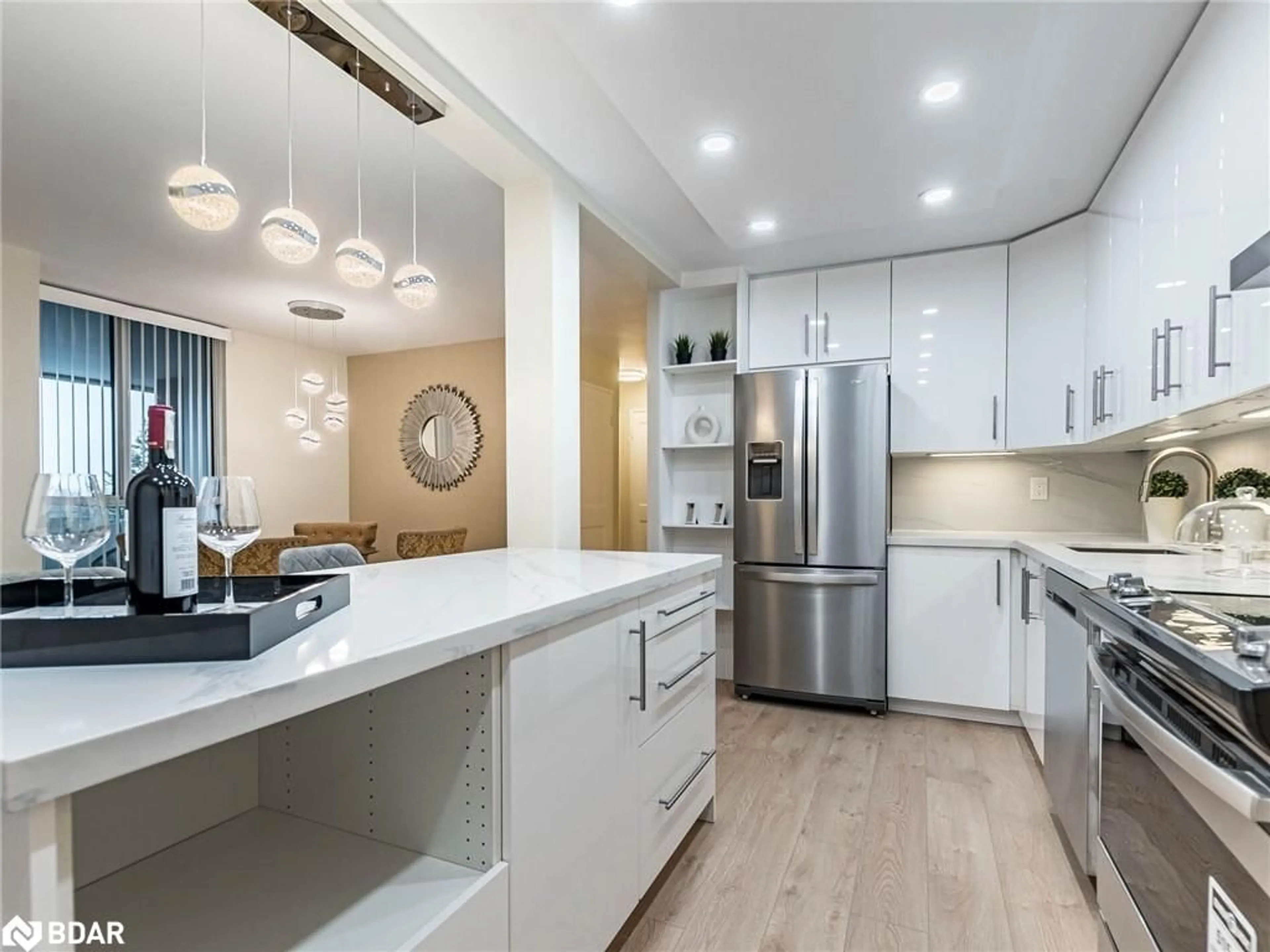 Contemporary kitchen for 1300 Mississauga Valley Boulevard #309, Mississauga Ontario L5A 3S8