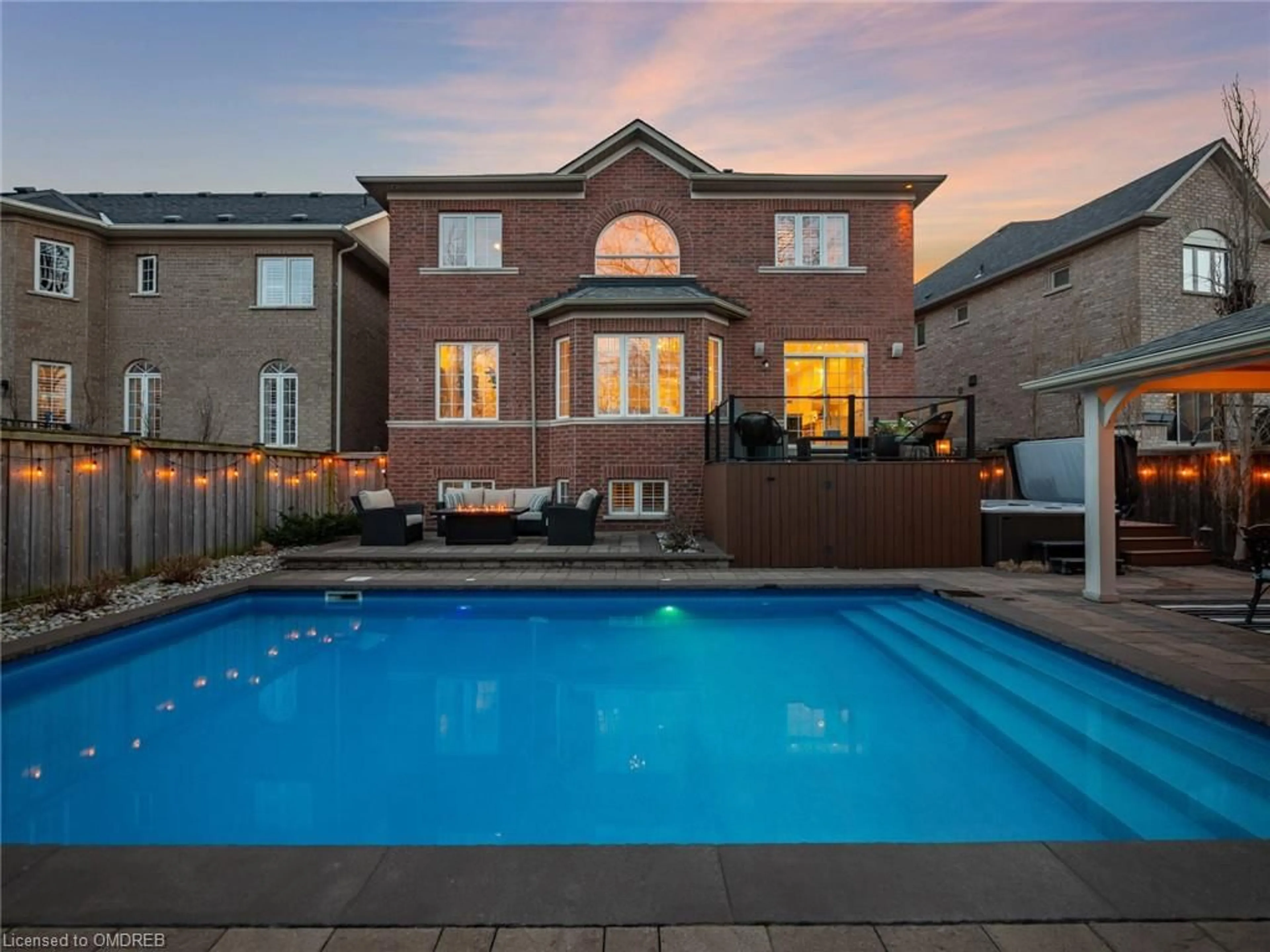 Indoor or outdoor pool for 245 Nautical Blvd, Oakville Ontario L6L 0B9
