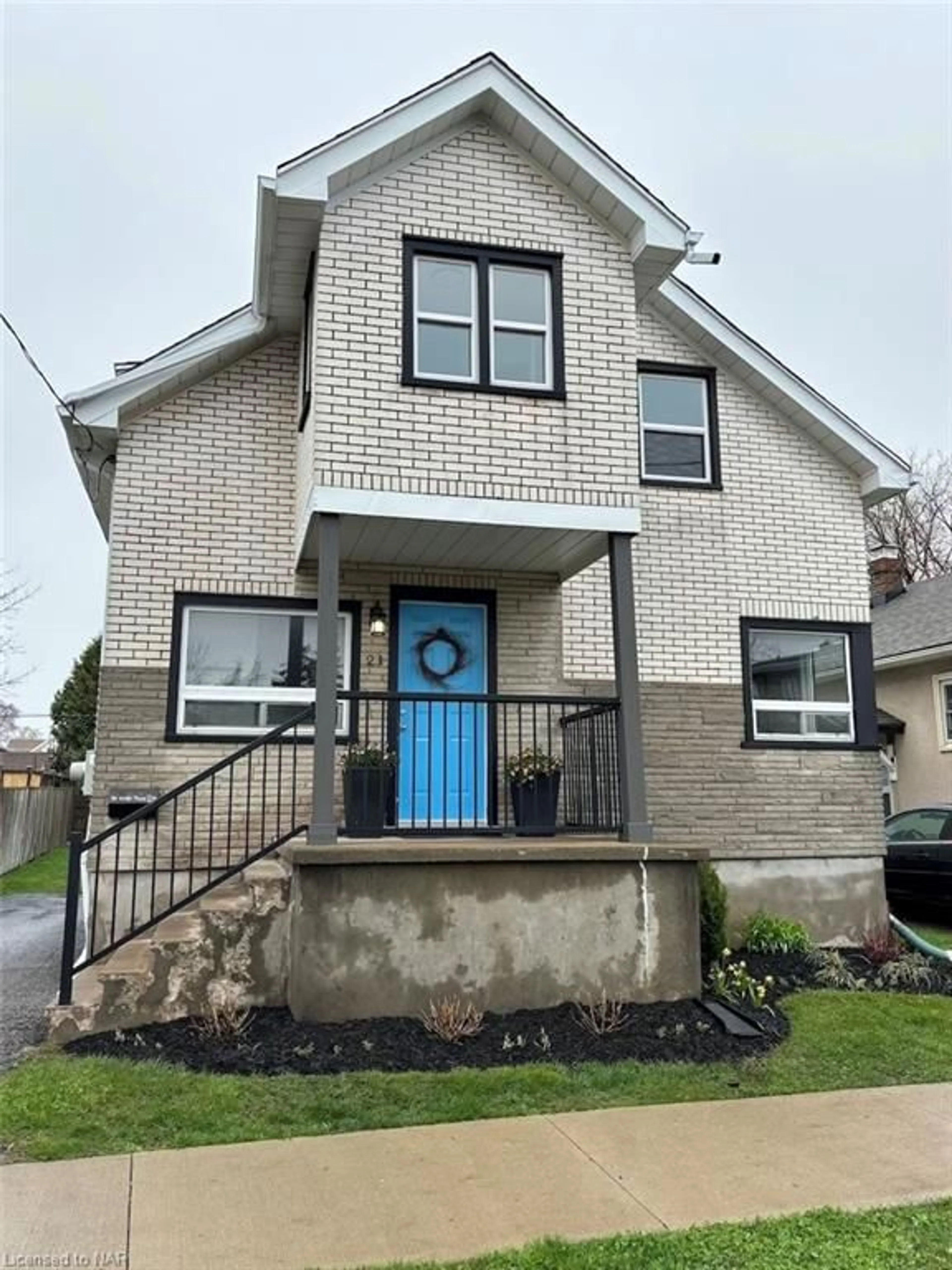 Frontside or backside of a home for 21 Brighton Ave, St. Catharines Ontario L2M 5S6