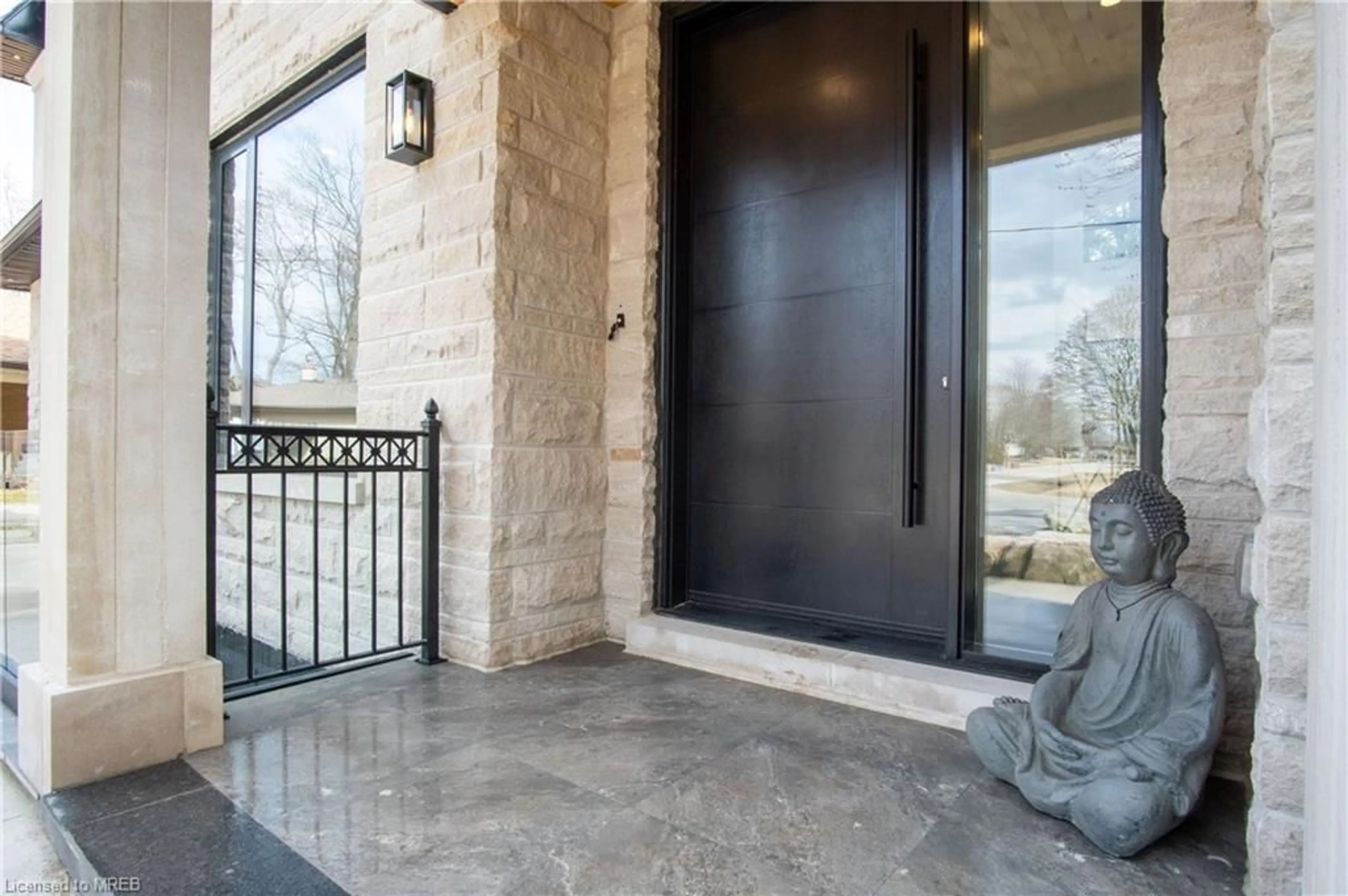 Indoor entryway for 527 Taplow Cres, Oakville Ontario L6L 4V9
