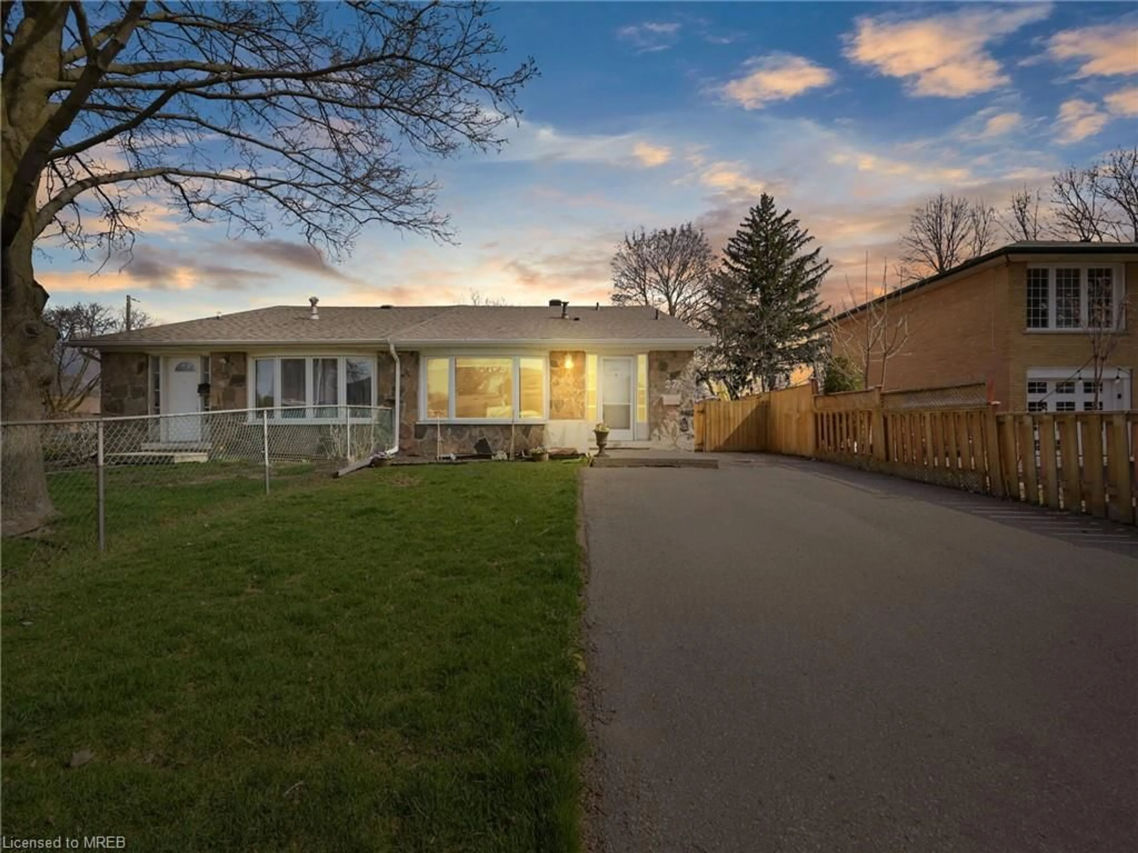 Frontside or backside of a home for 27 Flowertown Ave, Brampton Ontario L6X 2K3