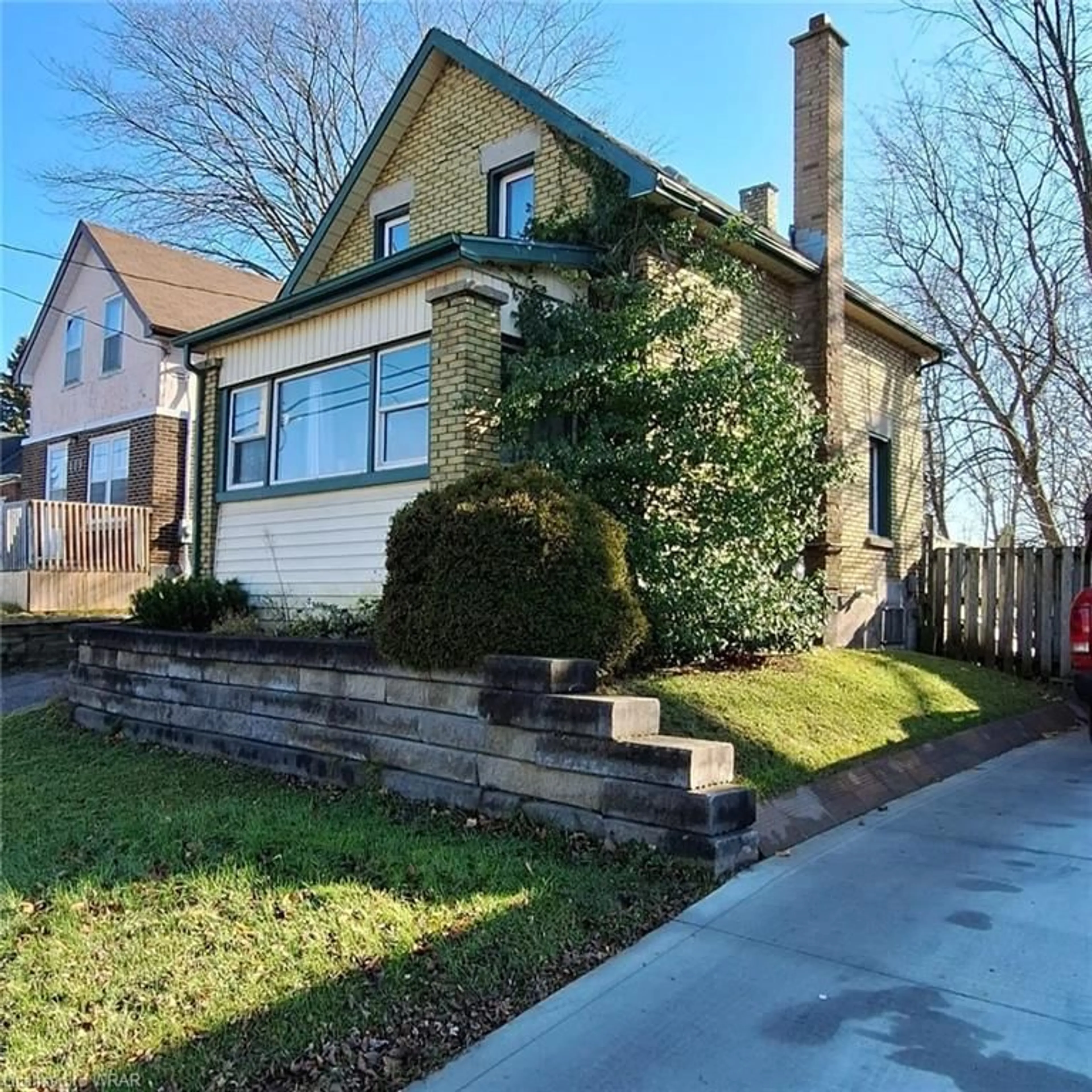 Frontside or backside of a home for 411 Victoria St, Kitchener Ontario N2M 3A4
