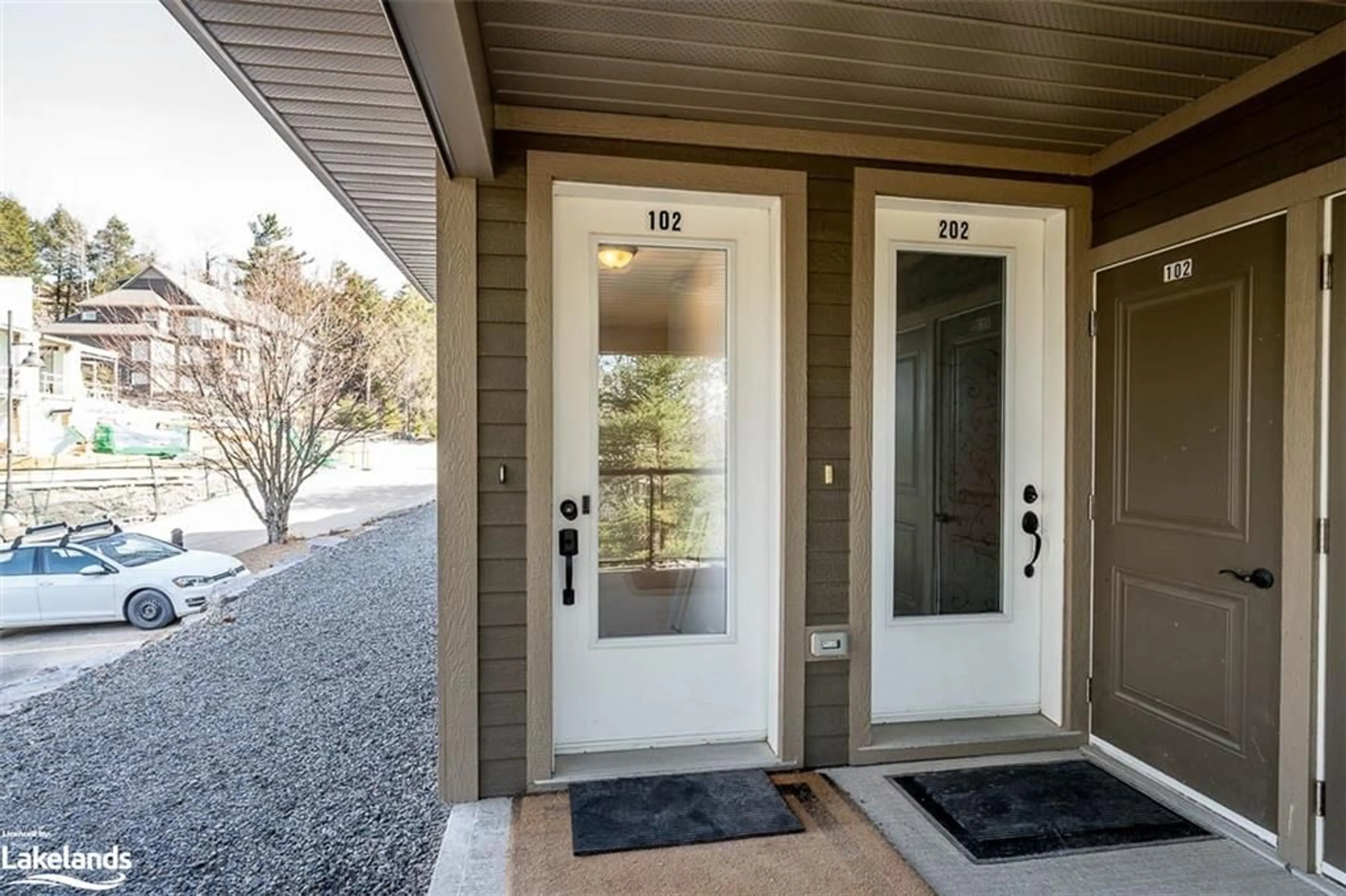 Indoor entryway for 1 Tree Tops Lane #102, Huntsville Ontario P1H 0B8