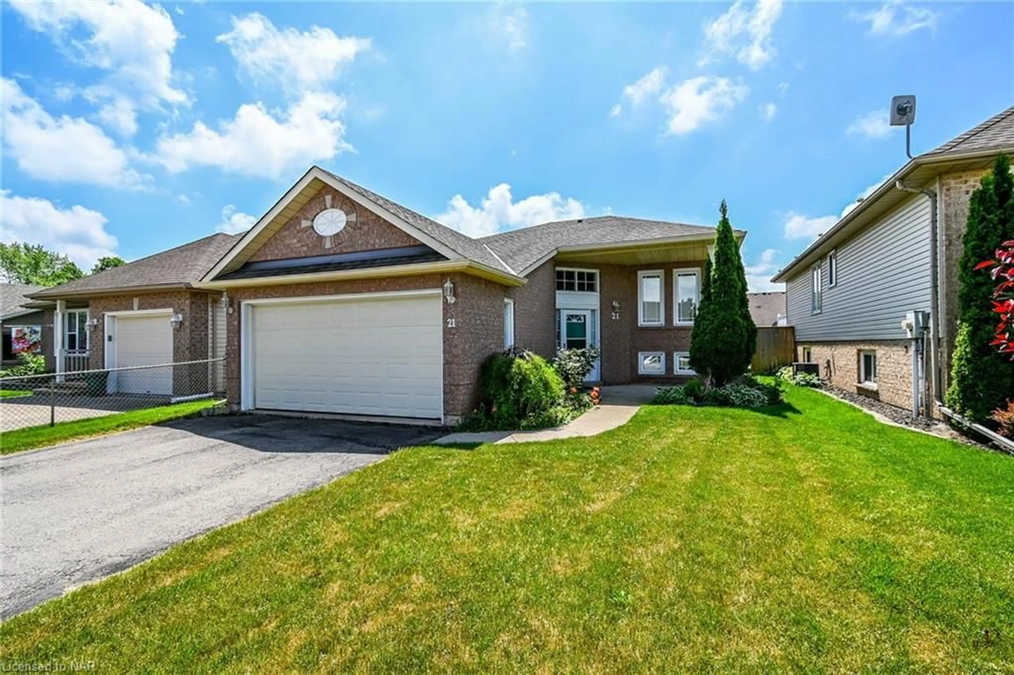 Frontside or backside of a home for 21 Jefferson Crt, Welland Ontario L3C 7G5