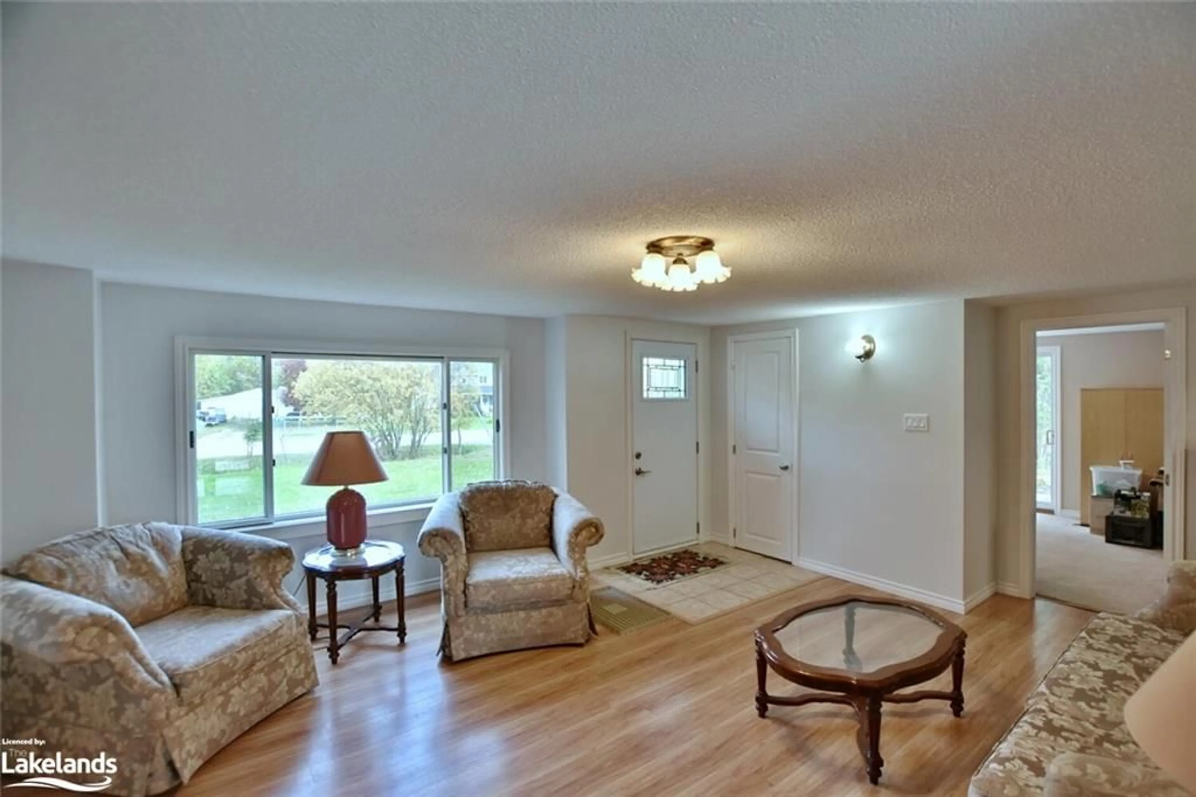 Living room for 25 Ayling Reid Crt, Wasaga Beach Ontario L9Z 2G5