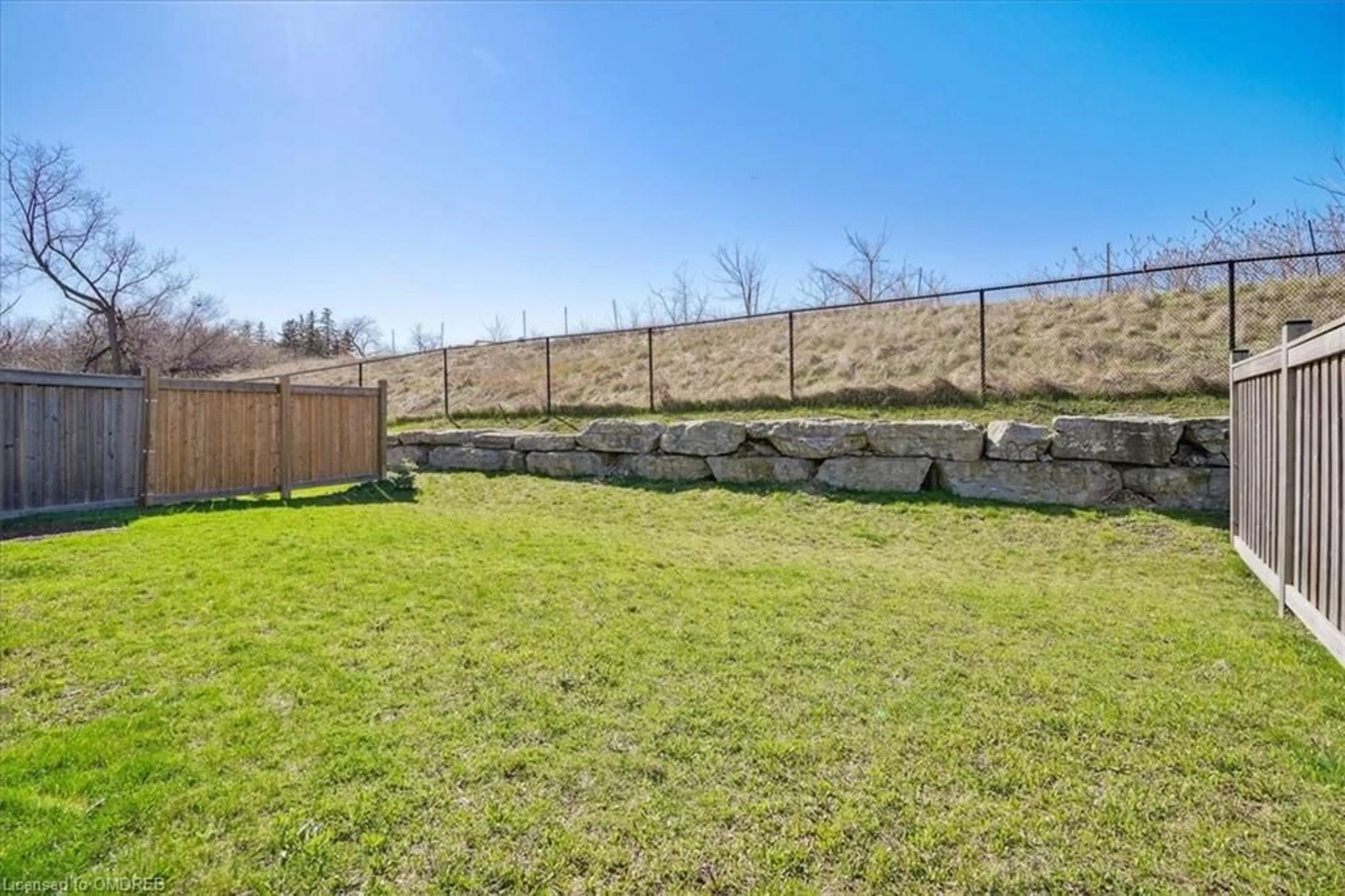 Fenced yard for 122 Crafter Cres, Hamilton Ontario L8J 2V5