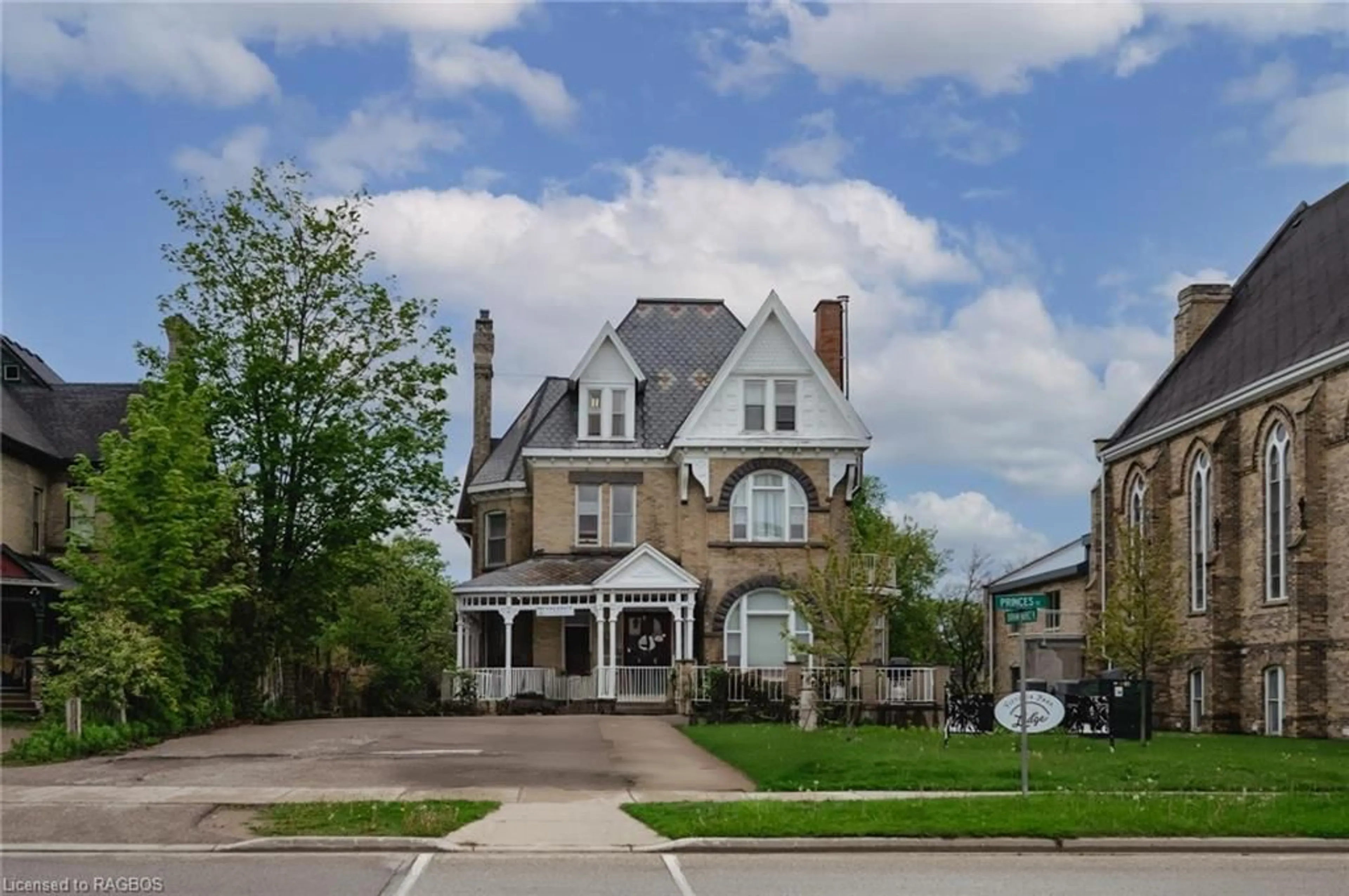 A pic from exterior of the house or condo, the street view for 731 Princes St, Kincardine Ontario N2Z 1Z5