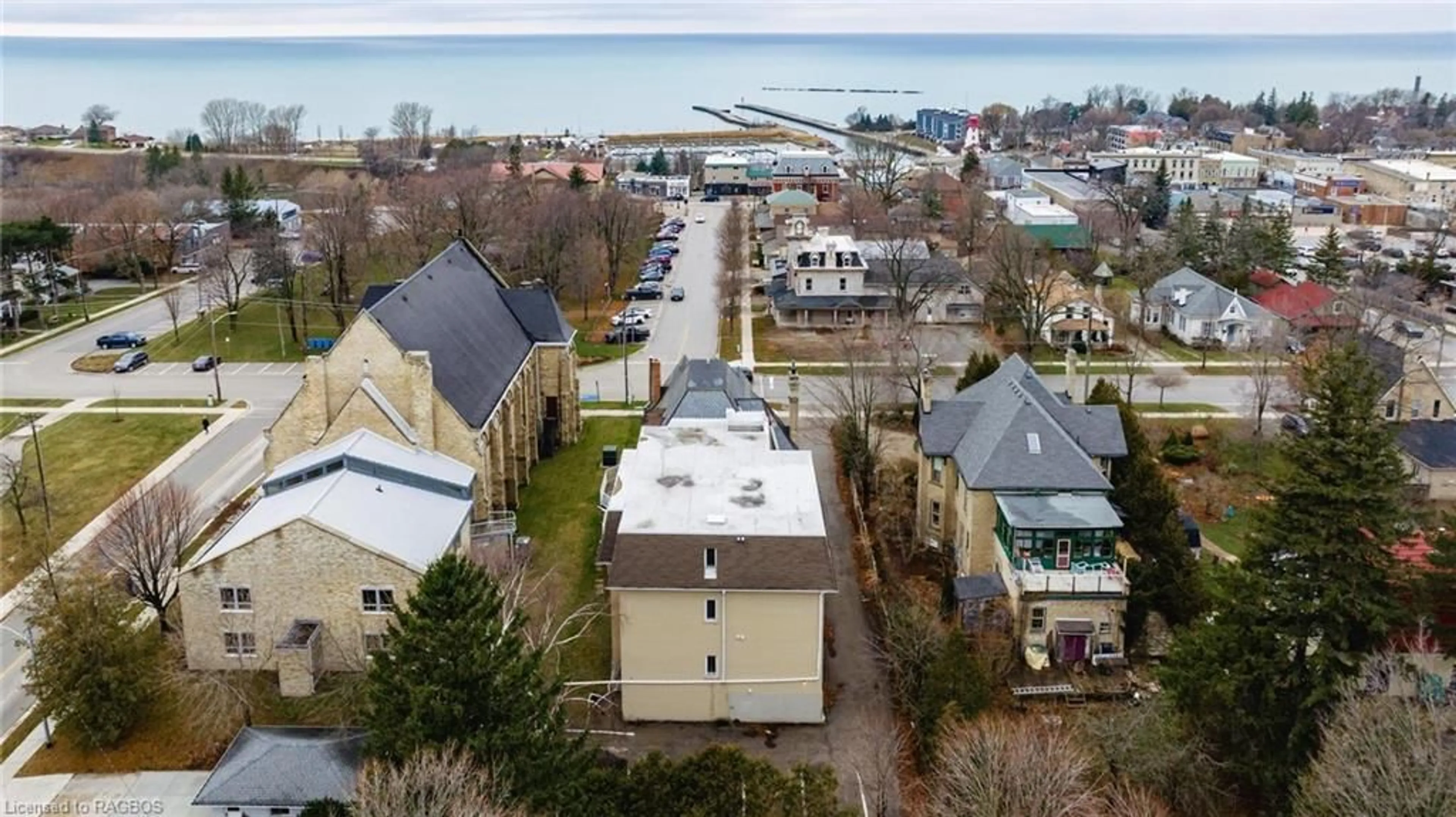 A pic from exterior of the house or condo, the street view for 731 Princes St, Kincardine Ontario N2Z 1Z5