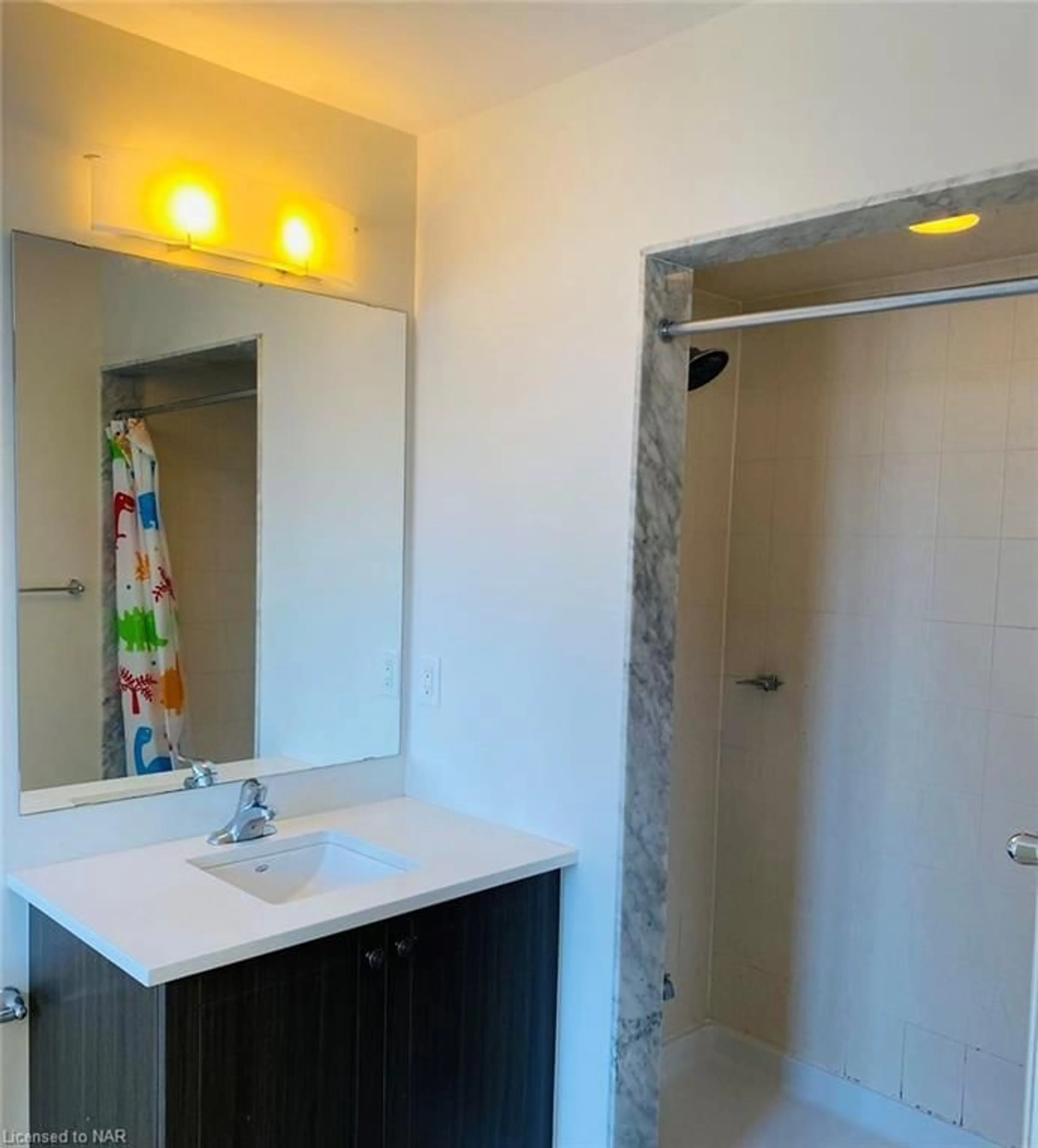 Standard bathroom for 7710 Buckeye Cres, Niagara Falls Ontario L2H 0P2