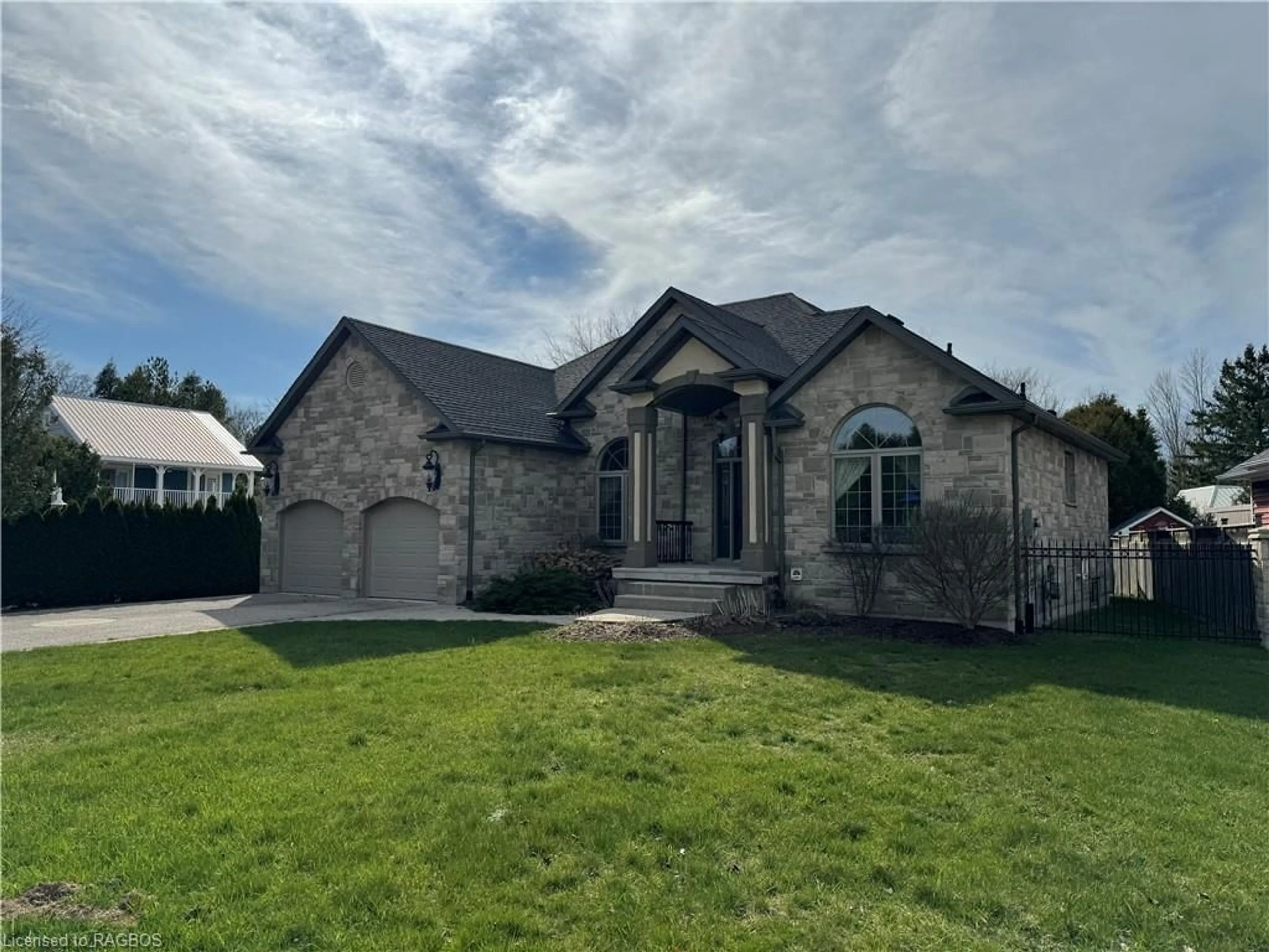 Frontside or backside of a home for 560 Meadow Lane, Southampton Ontario N0H 2L0