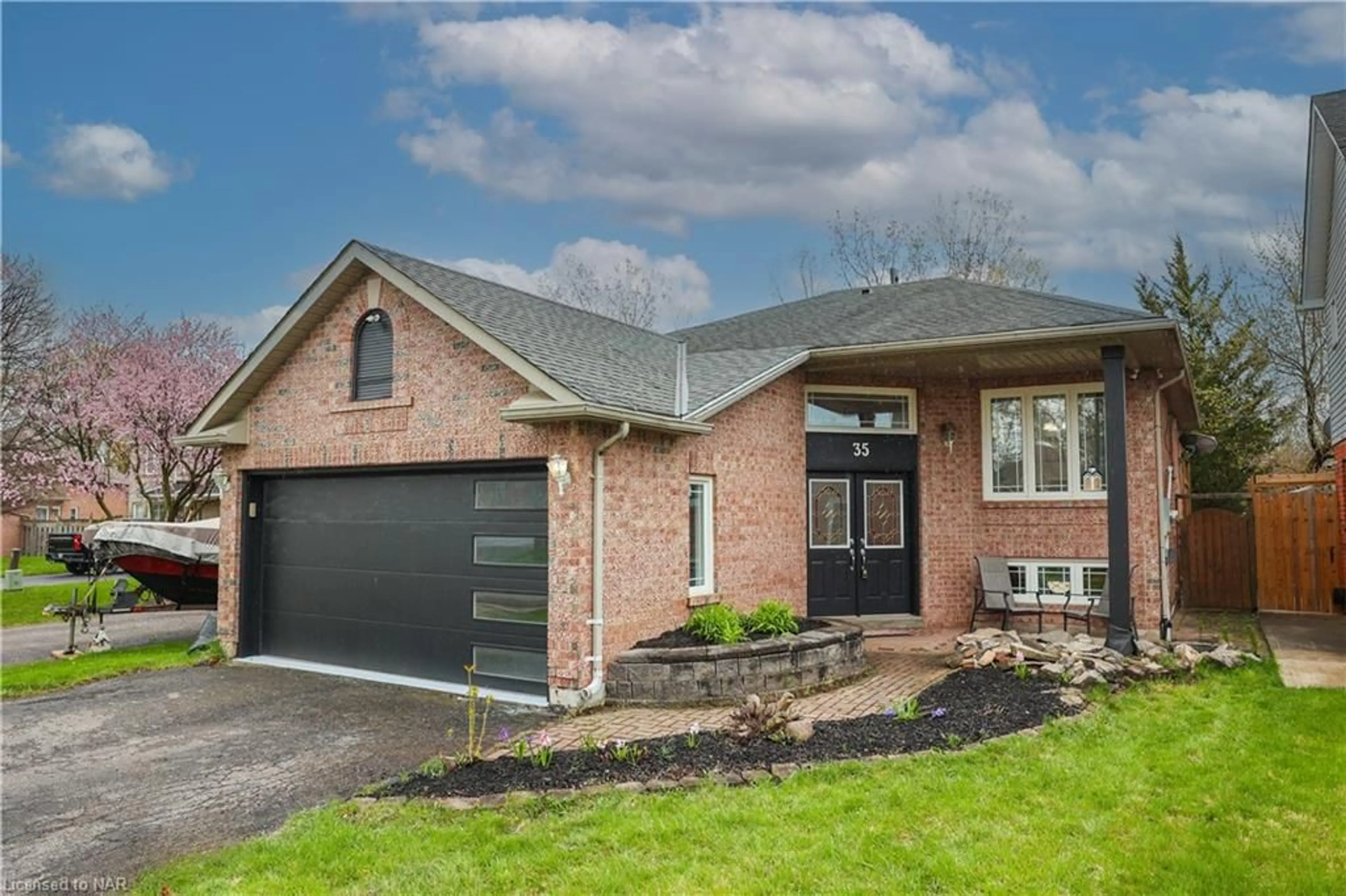 Home with brick exterior material for 35 Madison Crt, Welland Ontario L3C 7G3