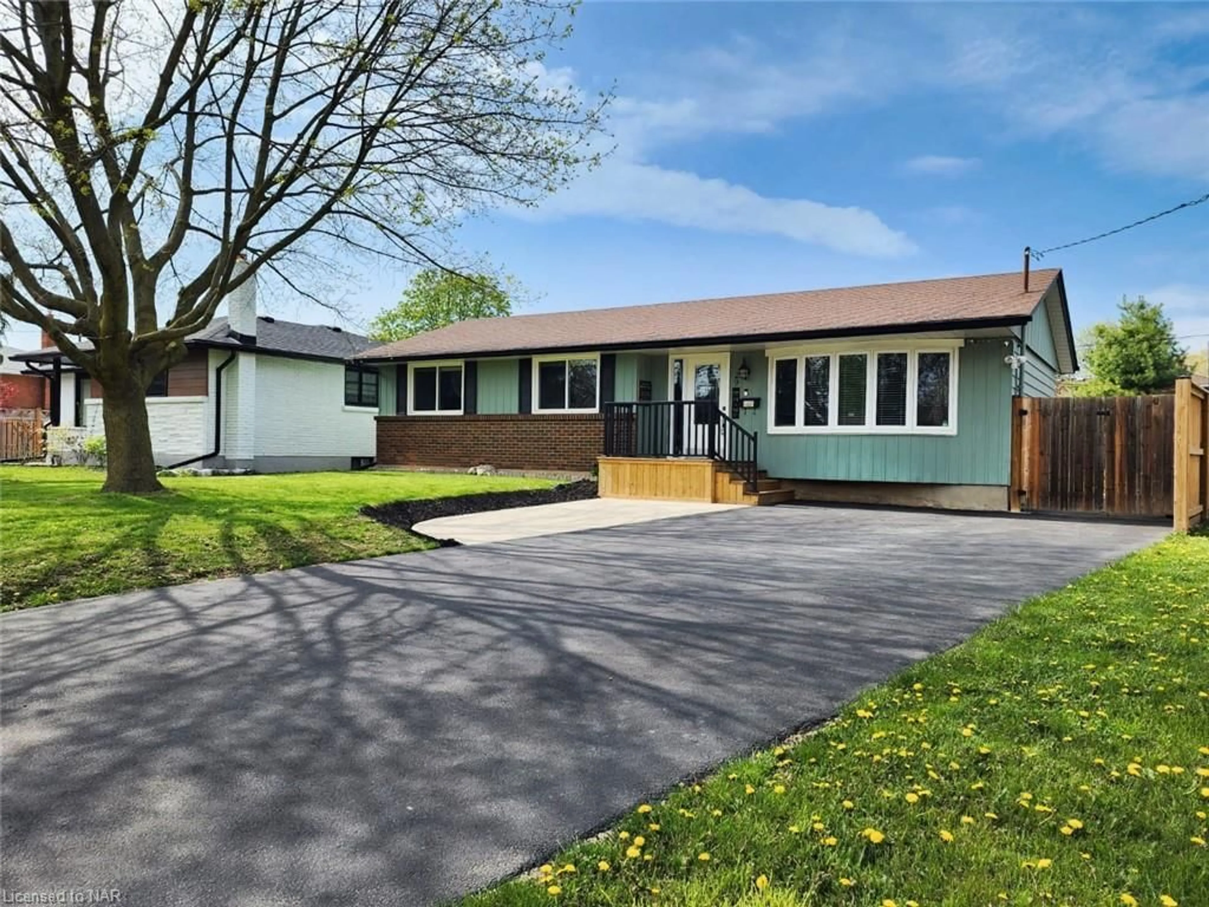 Frontside or backside of a home for 29 Southdale Dr, St. Catharines Ontario L2M 3N3