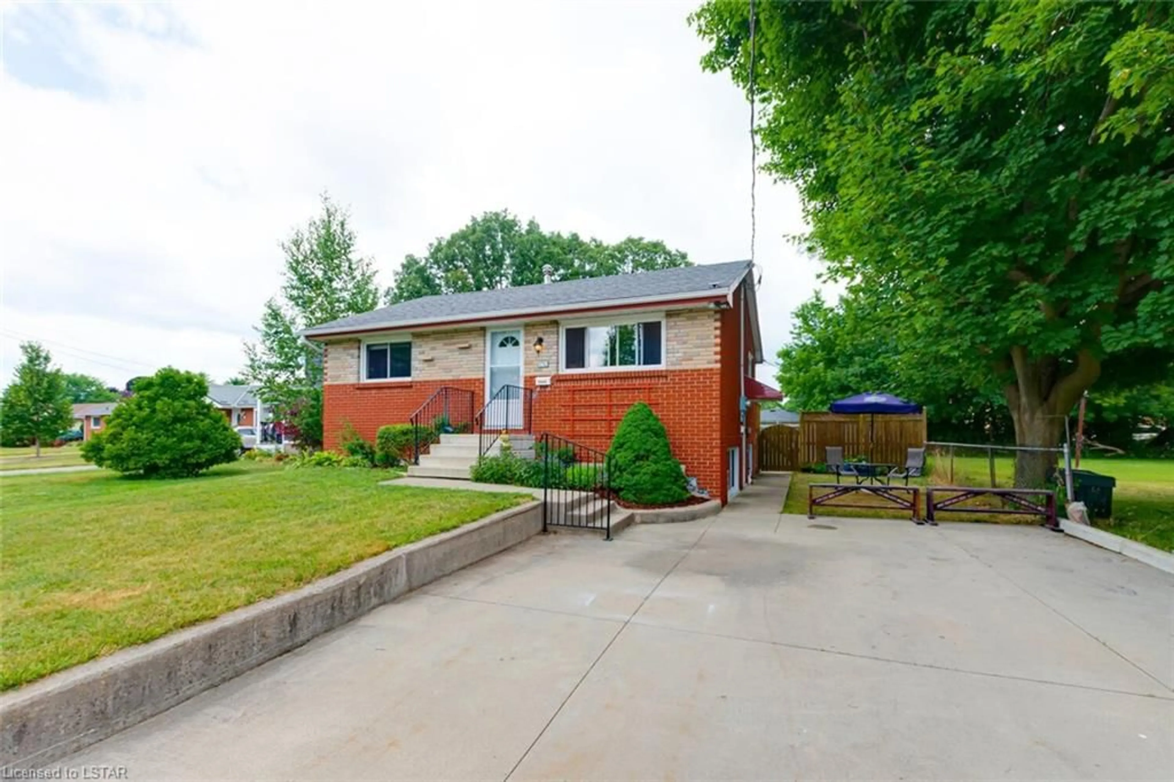 Frontside or backside of a home for 1752 Seeley Dr, London Ontario N5W 2B1