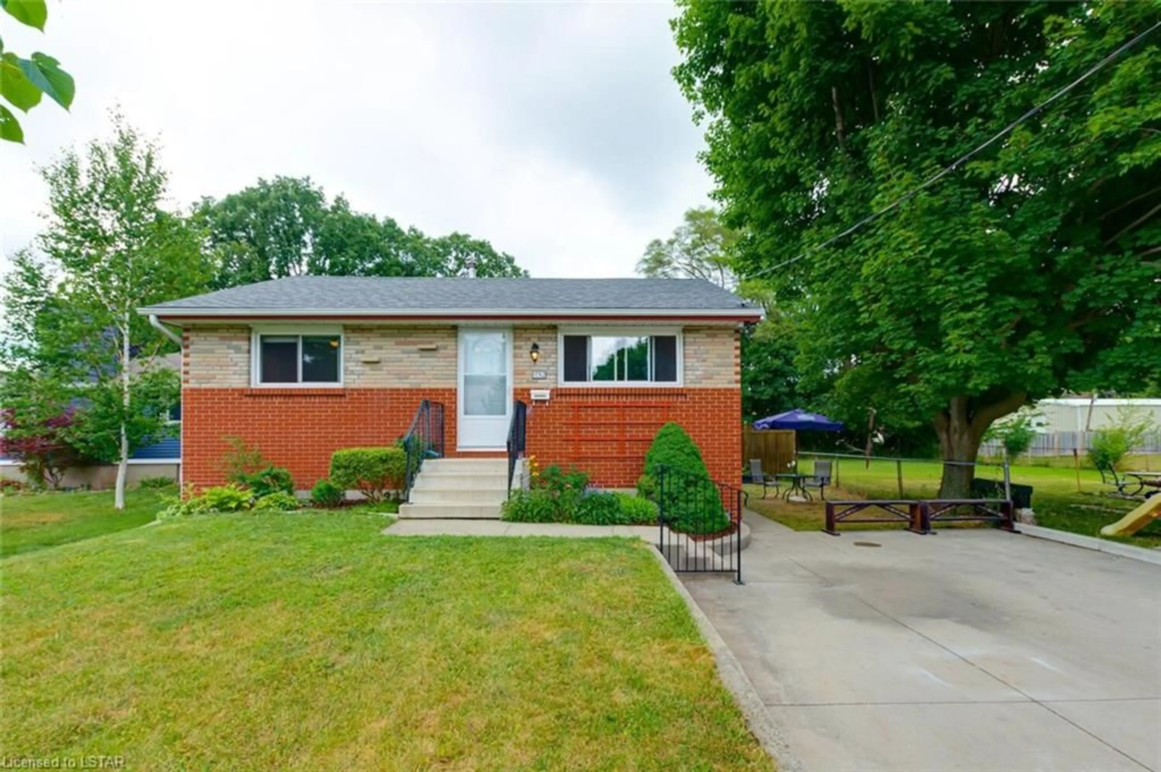 Home with brick exterior material for 1752 Seeley Dr, London Ontario N5W 2B1