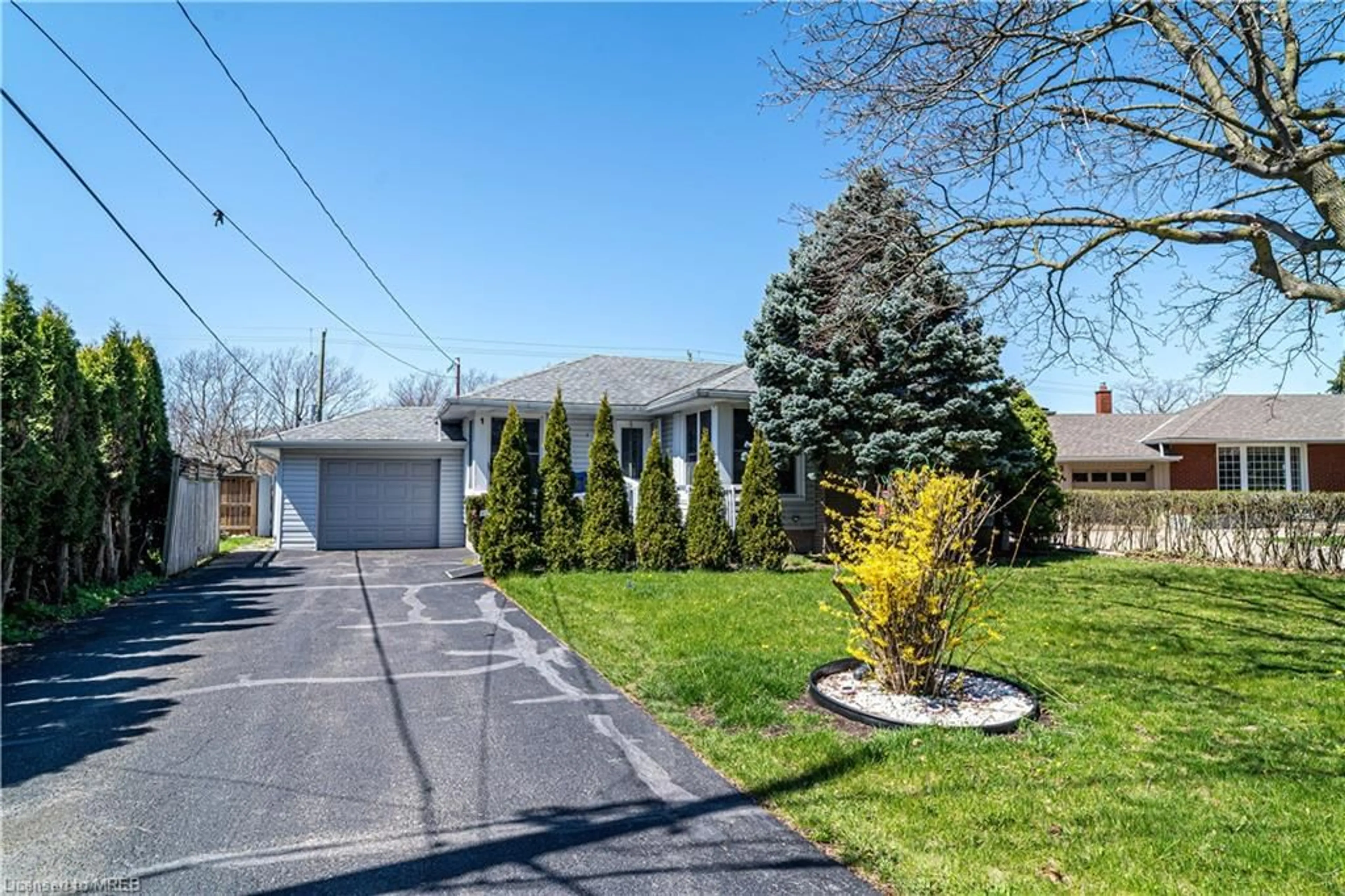 Frontside or backside of a home for 1 Appelby Dr, St. Catharines Ontario L2M 3E5