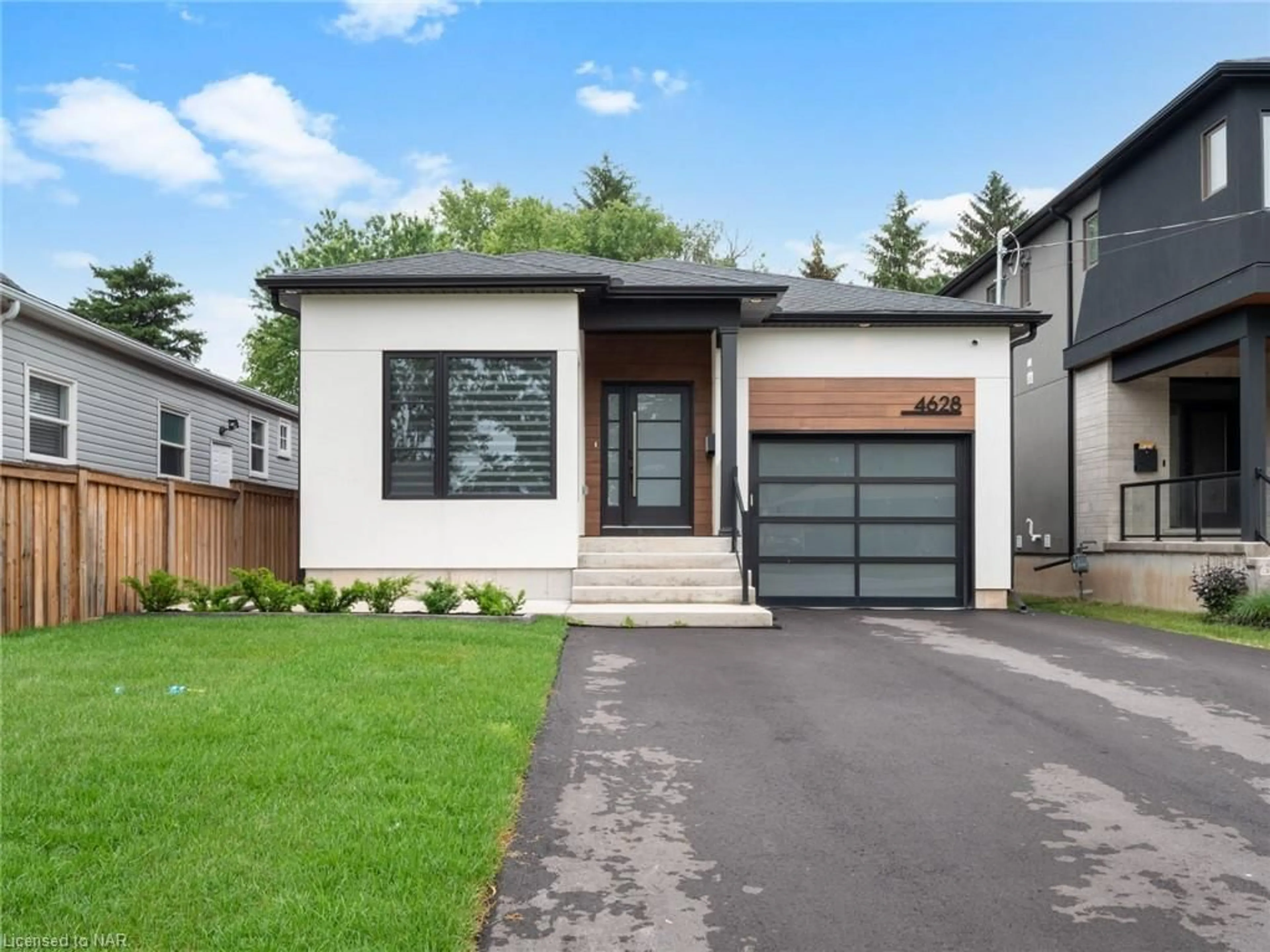 Frontside or backside of a home for 4628 Lee Ave, Niagara Falls Ontario L2H 1M6