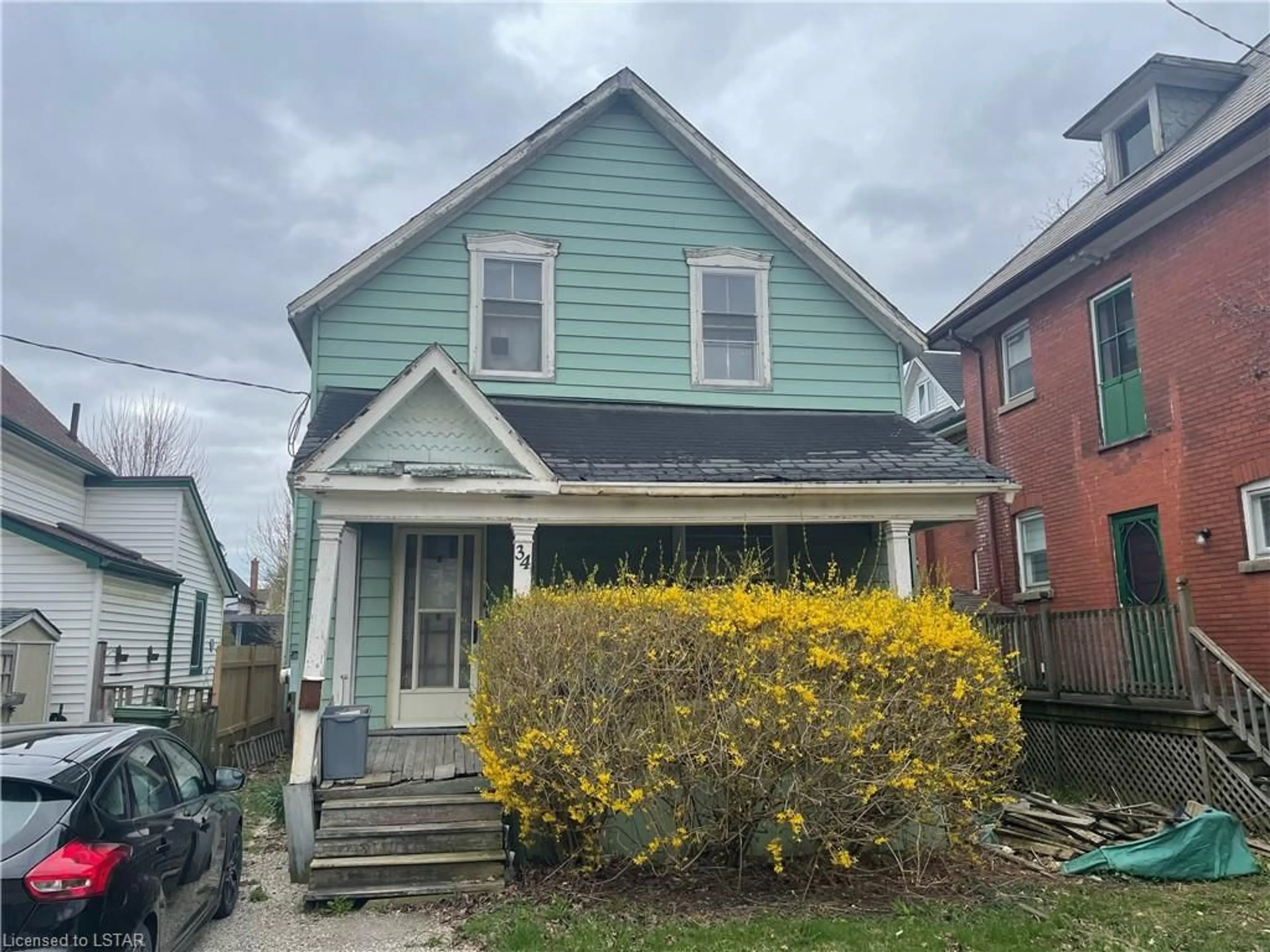 Frontside or backside of a home for 34 Elizabeth St, St. Thomas Ontario N5R 2X1